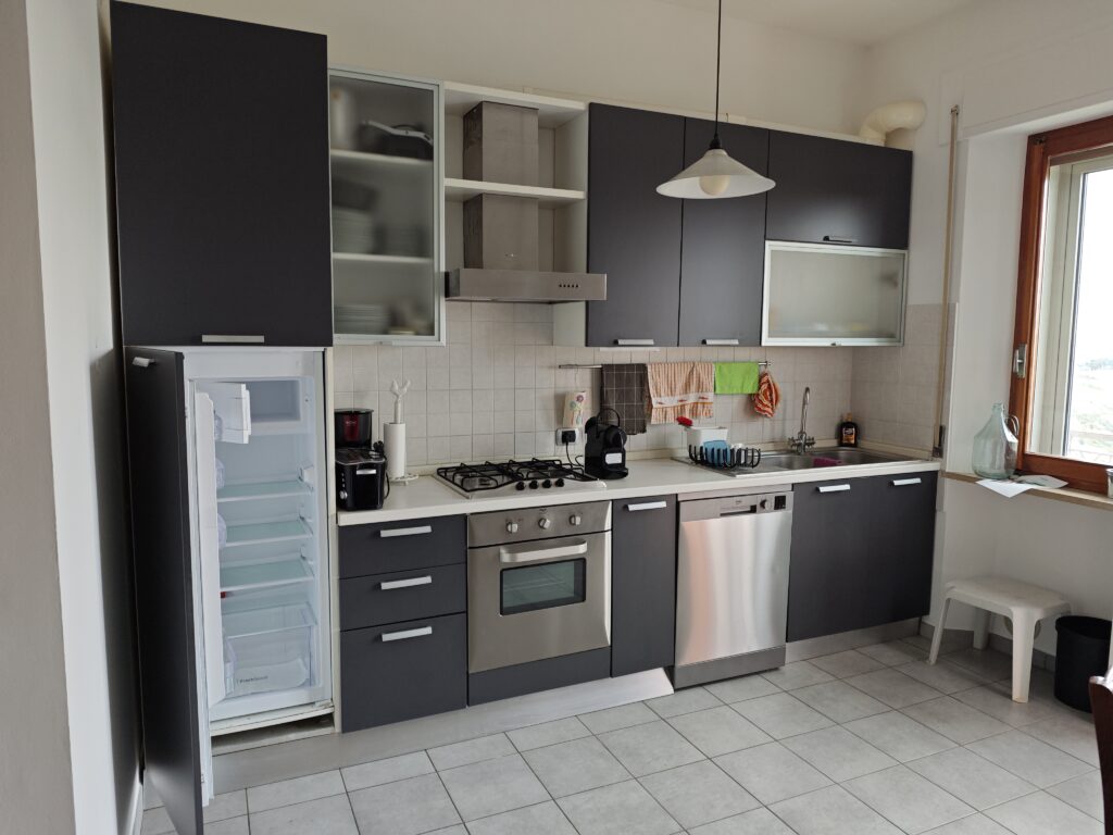 Monteurzimmer: Küchenzeile mit Kühlschrank, Gefrierfach, Gasher, E-Backofen, Geschirrspüler, Kaffeevollautomat, Toaster, Mikrowelle, Wasserkocher - CASA DORIS, Montecarotto, Le Marche - Apt. 1 EG
