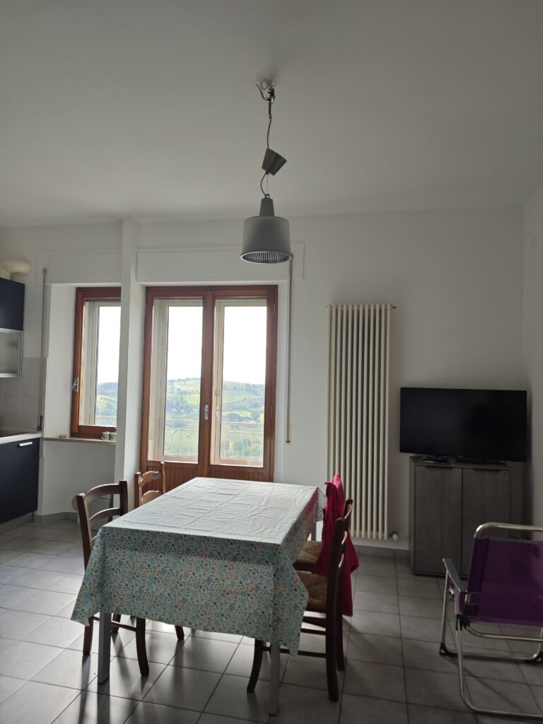 Monteurzimmer: Essplatz neben Küchenzeile - CASA DORIS, Montecarotto, Le Marche - Apt. 1 EG