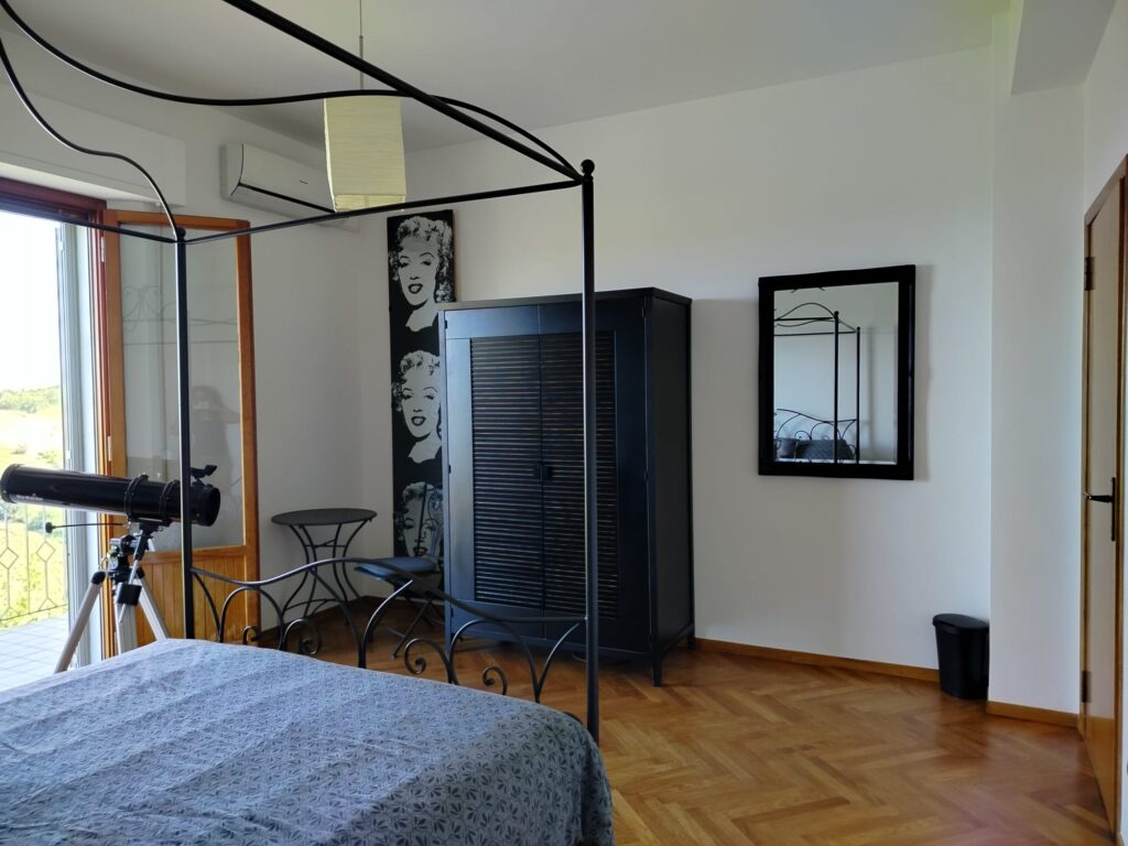 Monteurzimmer: Schlafzimmer 1 mit Klimaanlage - CASA DORIS, Montecarotto, Le Marche - Apt. 1 EG