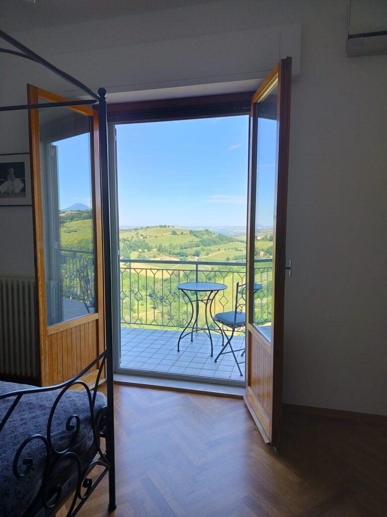 Monteurzimmer: Schlafzimmer 1 mit Balkon und Aussicht und Klimaanlage - CASA DORIS, Montecarotto, Le Marche - Apt. 1 EG