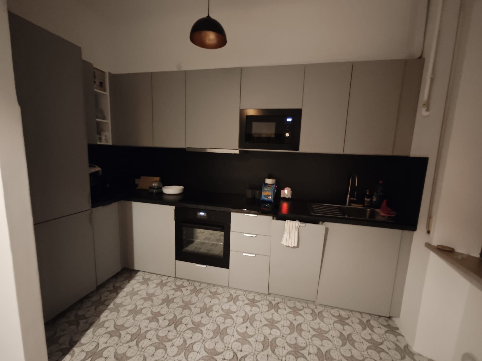 Monteurwohnung - Italien - Voll ausgestattete Küche mit Kühl- und Gefrierschrank, Geschirrspülmaschine, Mikrowelle, Induktionsherd, Backofen, Kaffeevollautomat, Toaster und Wasserkocher - CASA DORIS, Montecarotto, Le Marche - Apt. 2 - 1. Stock