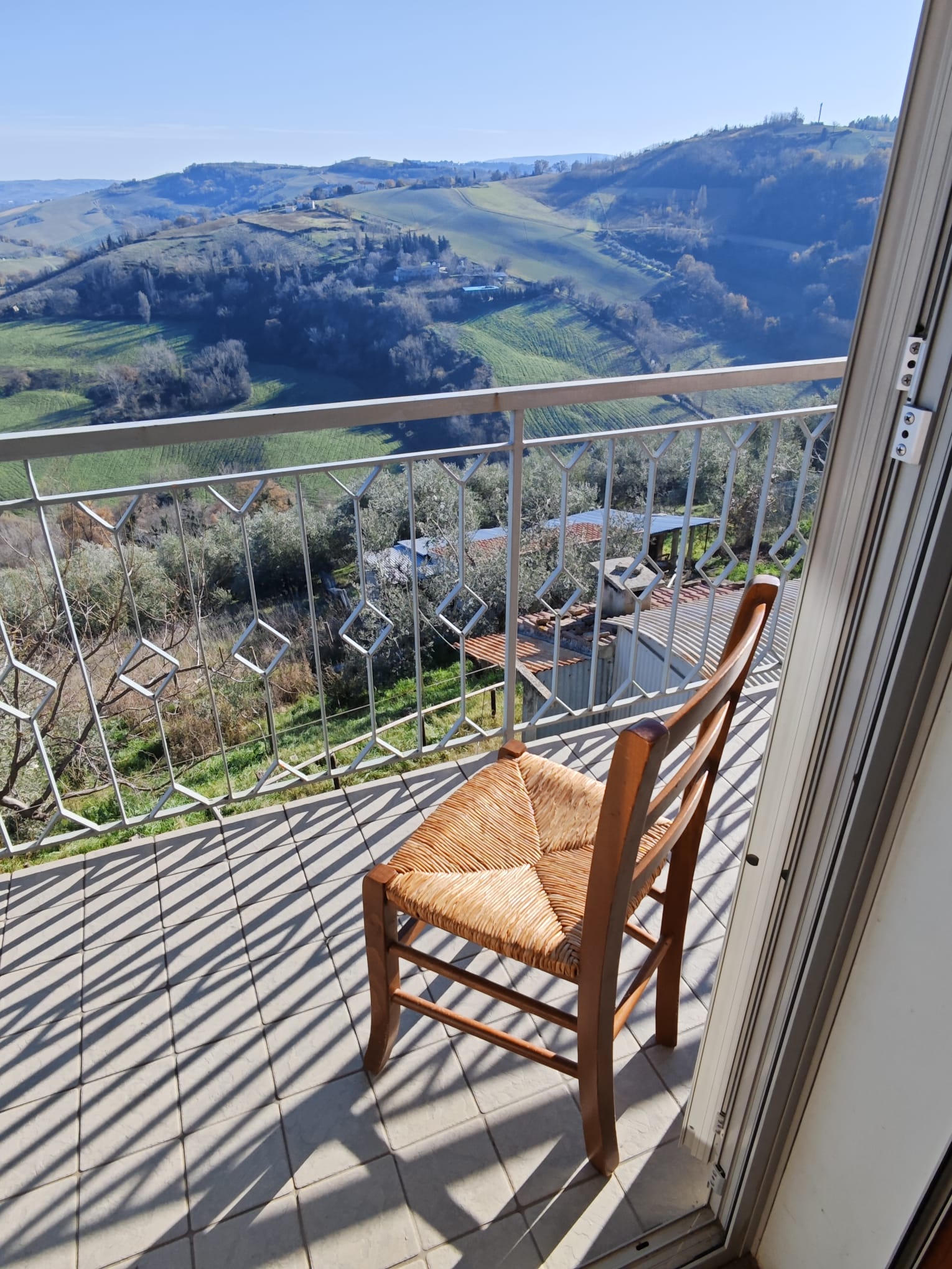 Monteurzimmer: Balkon mit Aussicht - CASA DORIS, Montecarotto, Le Marche - Apt. 2 - 1. Stock