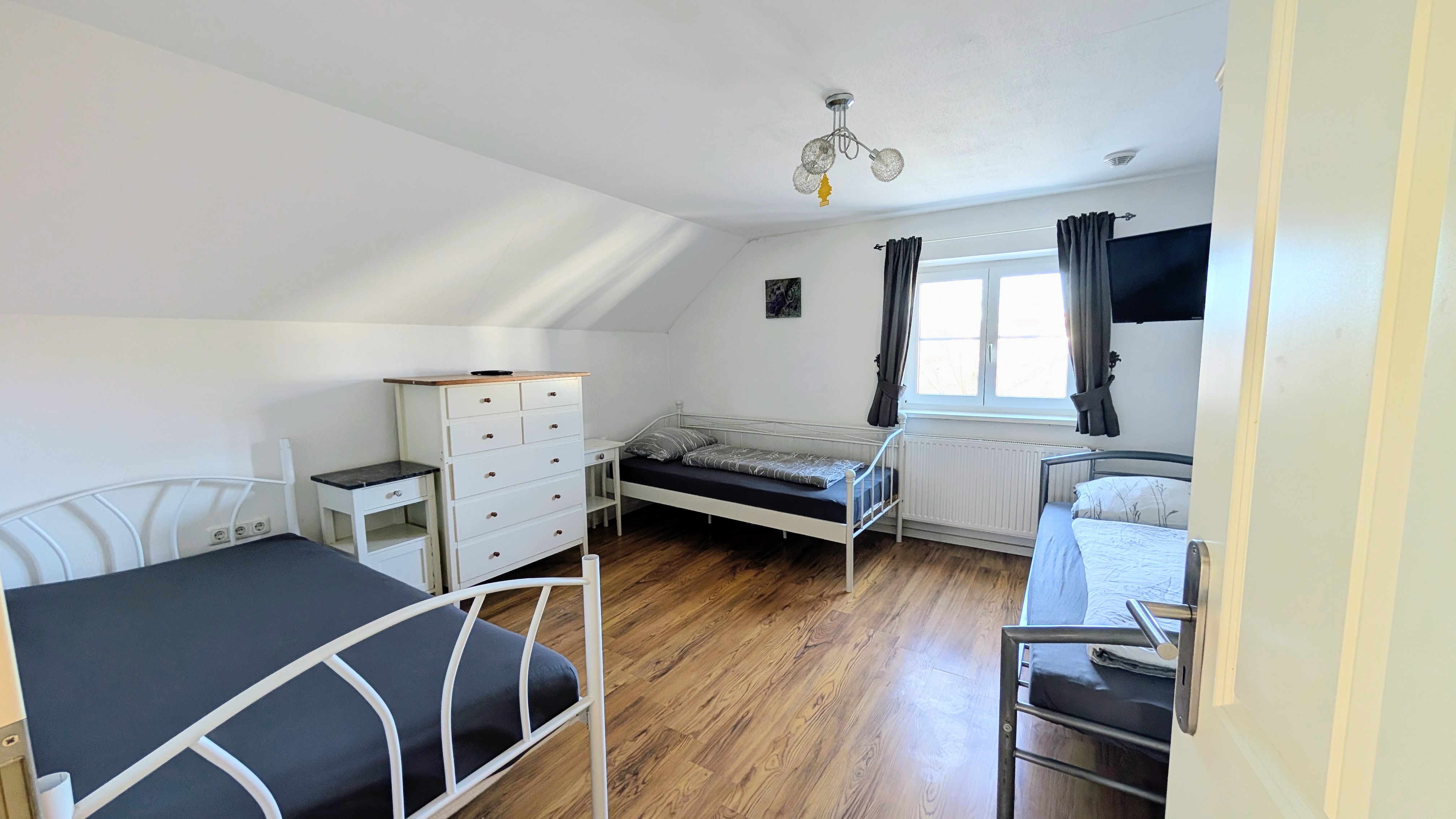 Monteurwohnung - Zimmertyp: Doppelzimmer - Allgäu / Bayerisch Schwaben - Schlafzimmer A, 3x Einzelbetten - Eva Richter