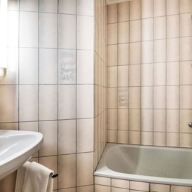 Monteurzimmer: Badezimmer mit Badewanne und Dusche - HOTEL LE POSTILLON