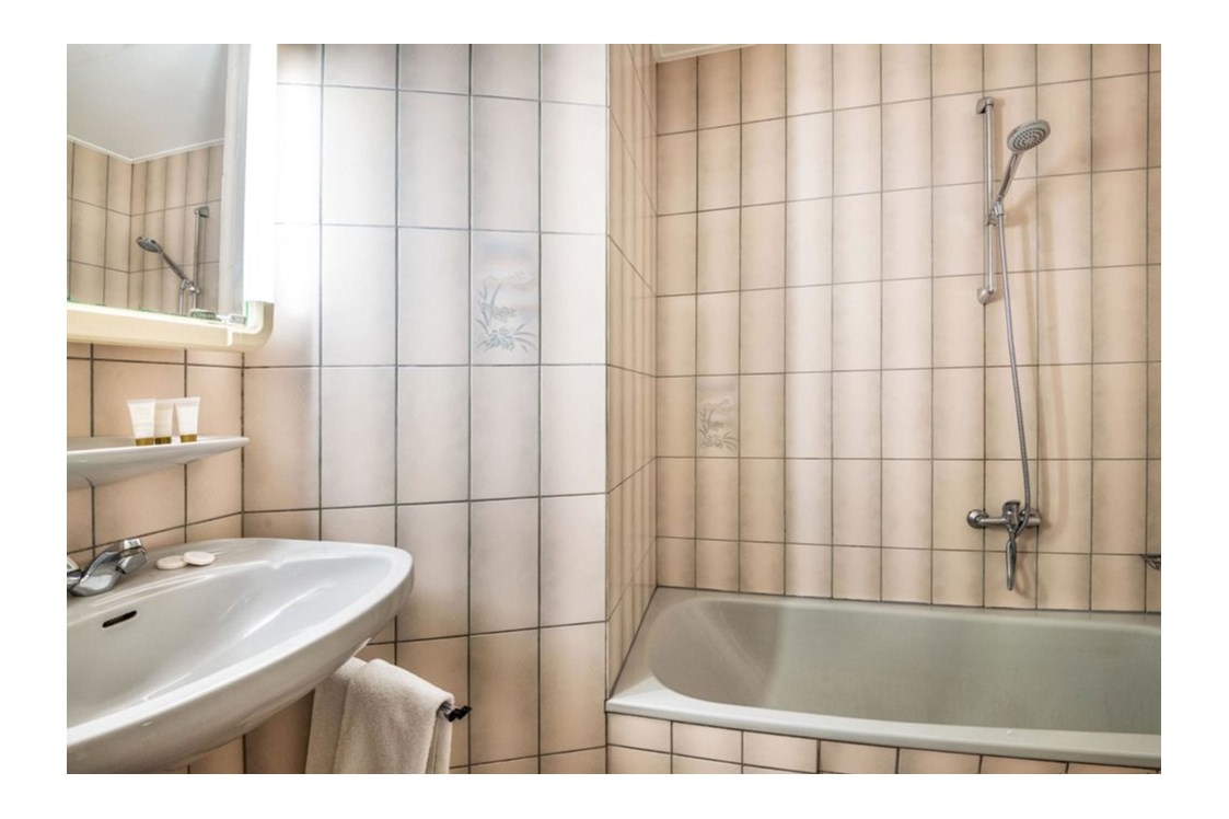 Monteurzimmer: Badezimmer mit Badewanne und Dusche - HOTEL LE POSTILLON
