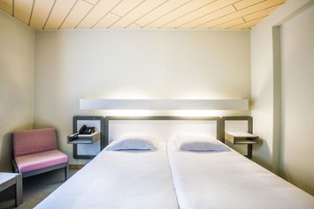 Monteurzimmer: Doppelbett mit Telefon - HOTEL LE POSTILLON