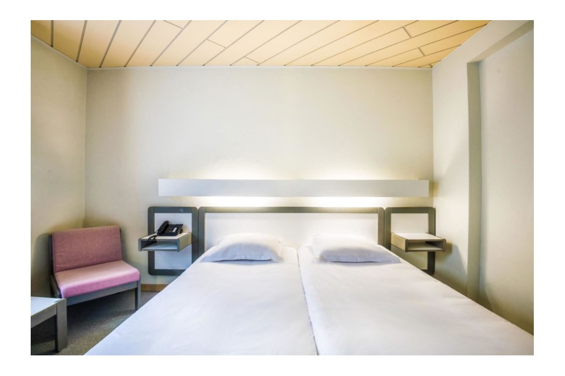 Monteurzimmer: Doppelbett mit Telefon - HOTEL LE POSTILLON