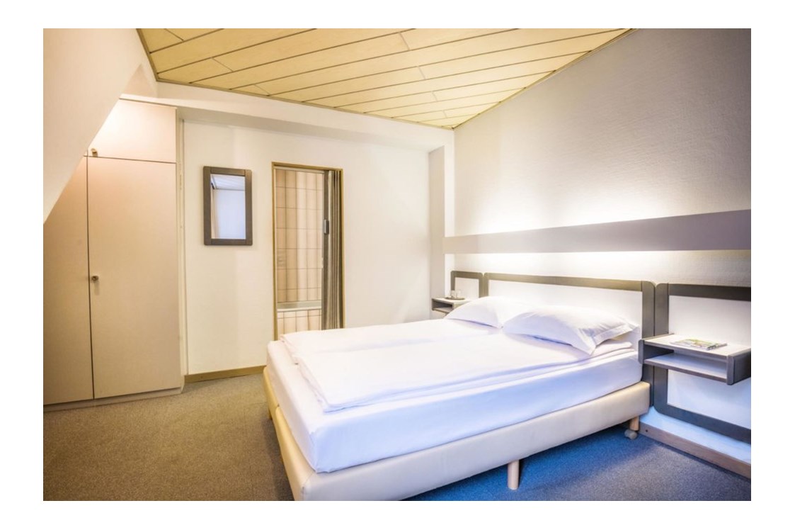 Monteurzimmer: Doppelbett - HOTEL LE POSTILLON
