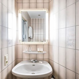Monteurzimmer: Waschbecken und Spiegel - HOTEL LE POSTILLON