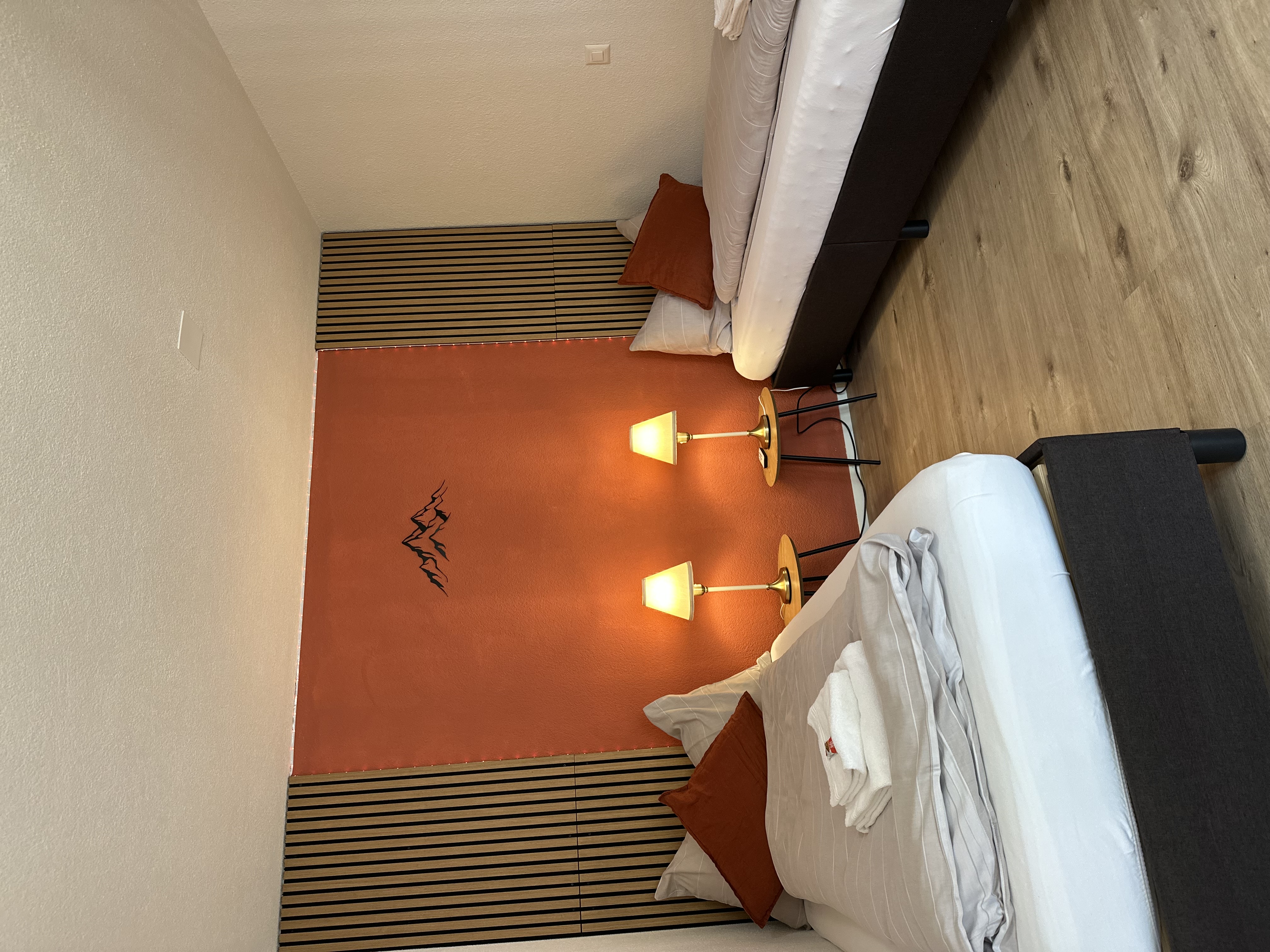 Monteurzimmer: Zwei Einzelbetten mit Handtücher und Bettwäsche - CapoBnB Work and Chill Apartment