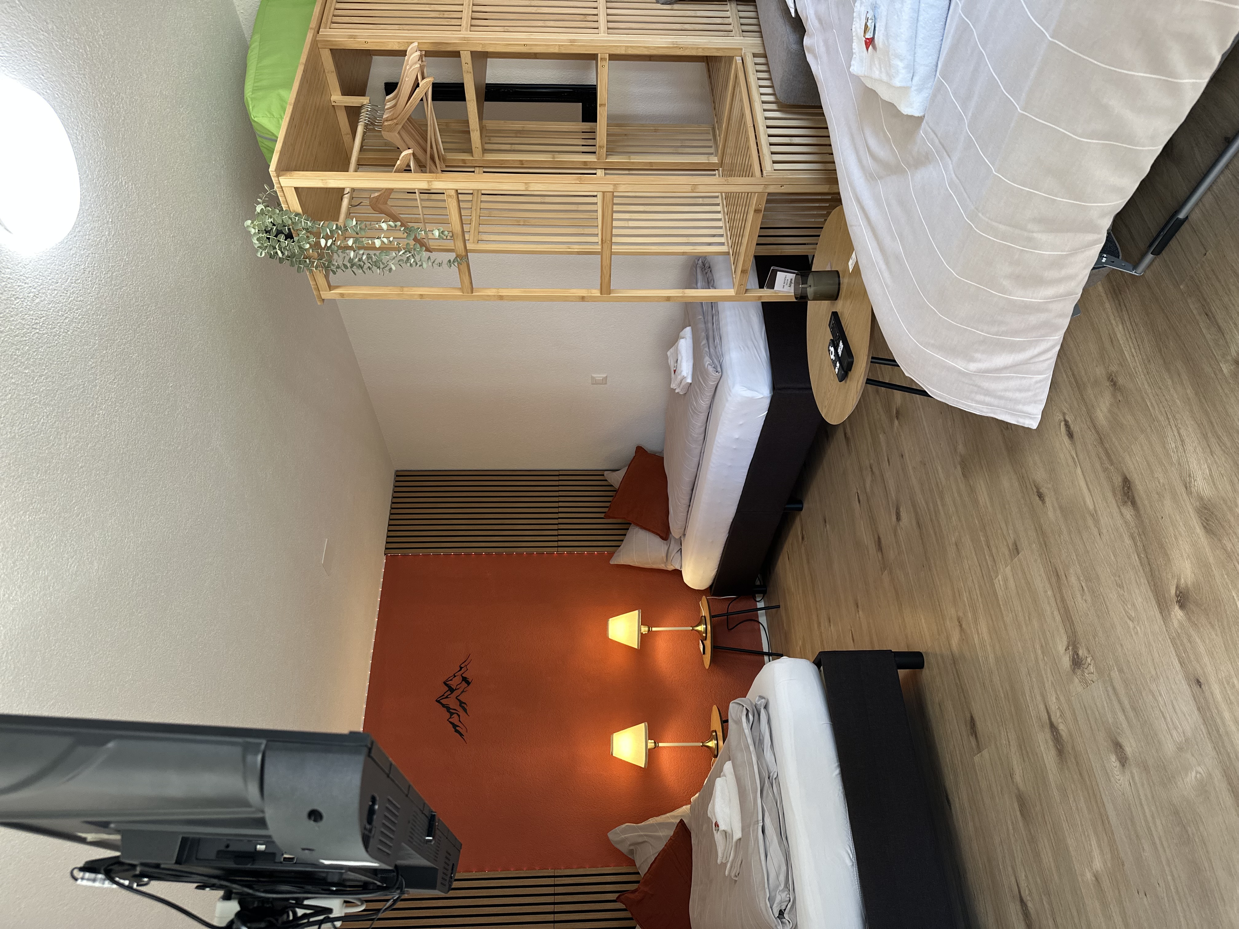 Monteurzimmer: Gesamtes Zimmer mit 2 Einzelbetten und 1 Schlafsofa mit Matratze - CapoBnB Work and Chill Apartment
