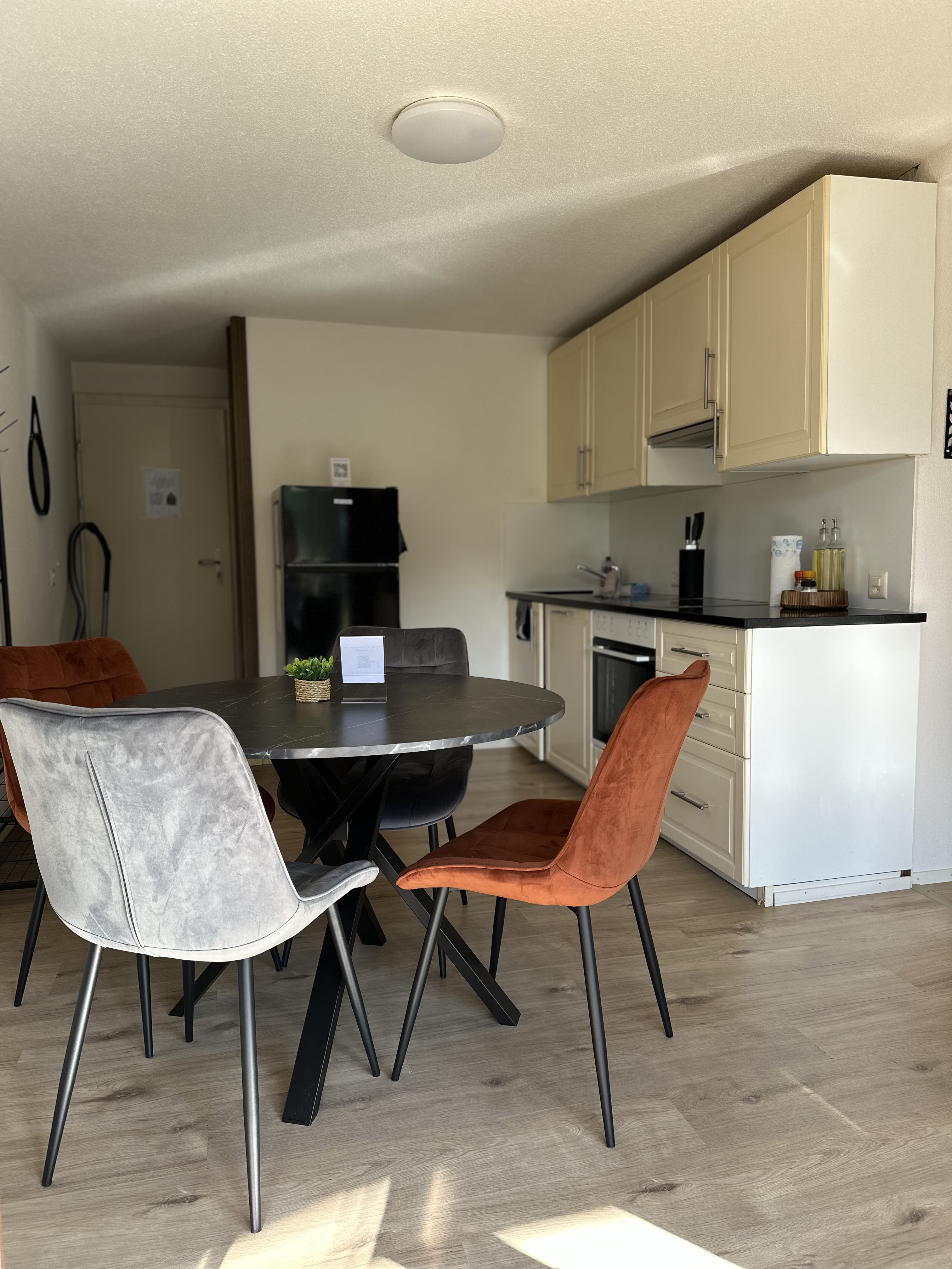 Monteurzimmer: Vollausgestattete Küche mit Esstisch und 4 Stühle - CapoBnB Work and Chill Apartment