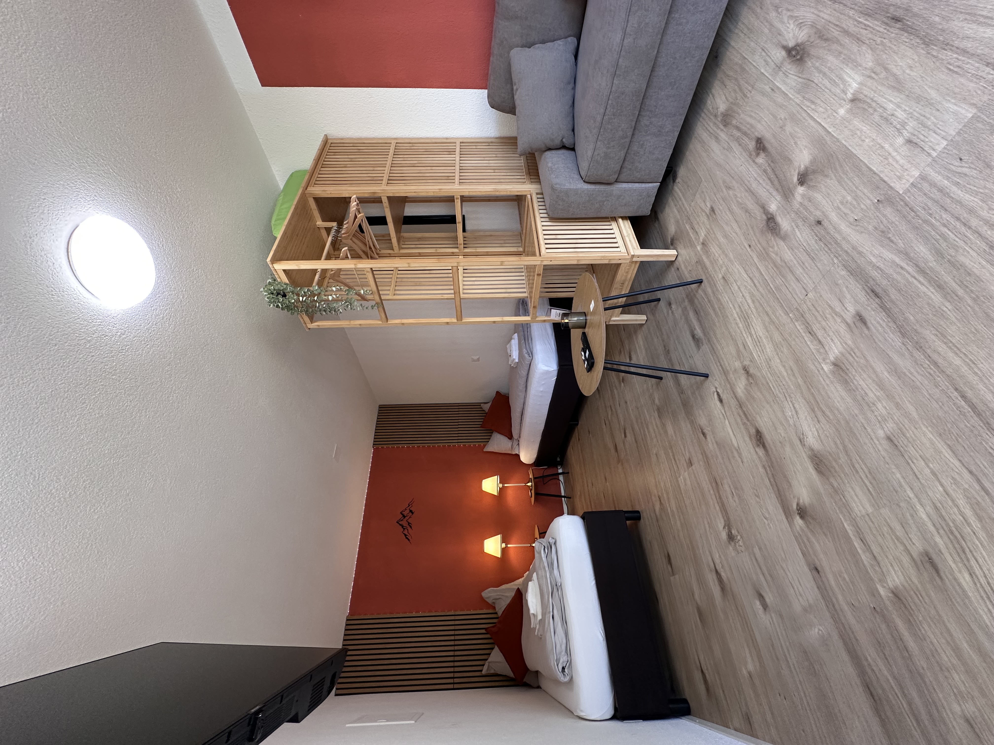 Monteurzimmer: Einzelbetten, Schrank und Sofa  - CapoBnB Work and Chill Apartment