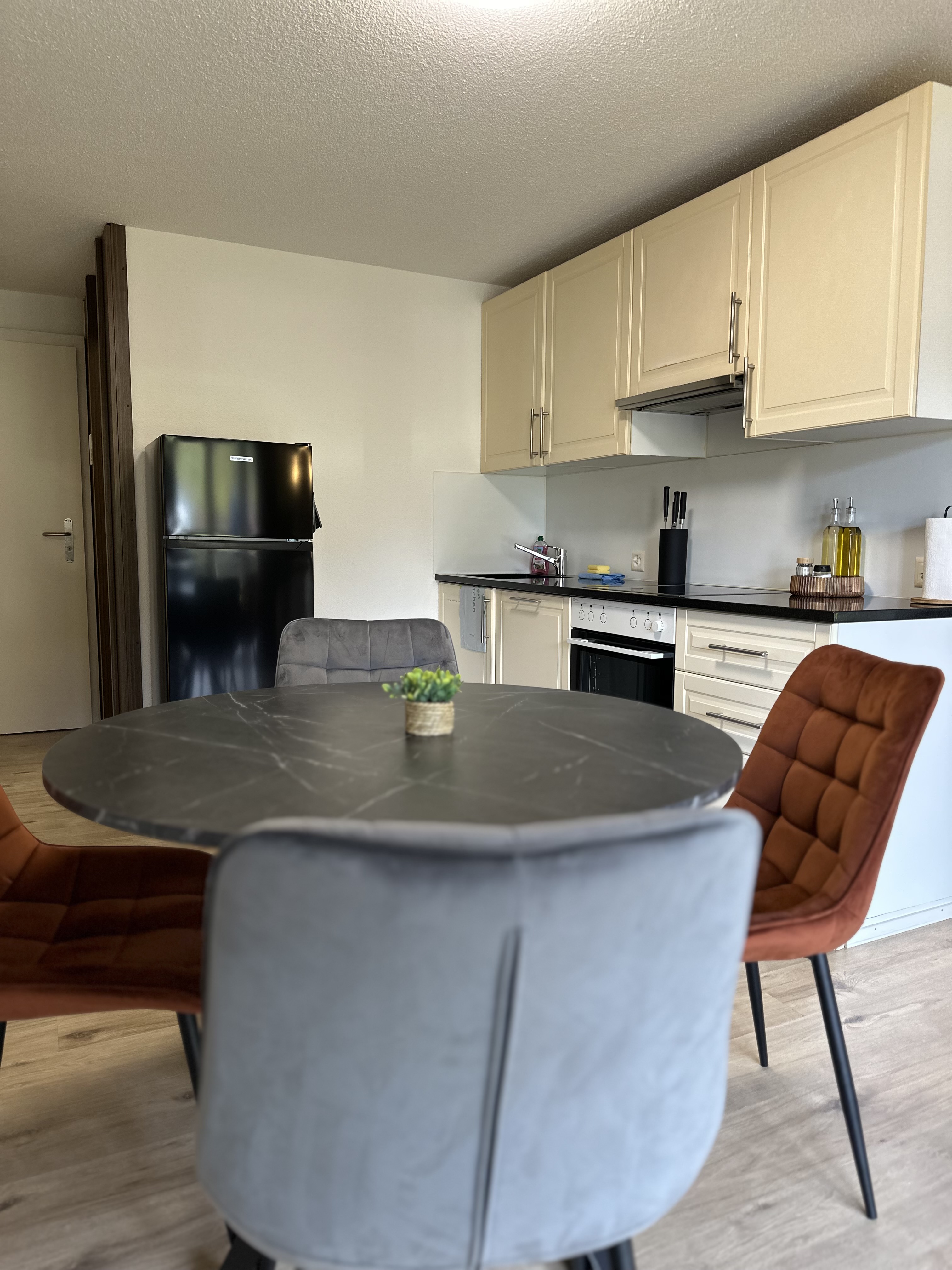 Monteurzimmer: Küche und Essbereich voll ausgesattet  - CapoBnB Work and Chill Apartment