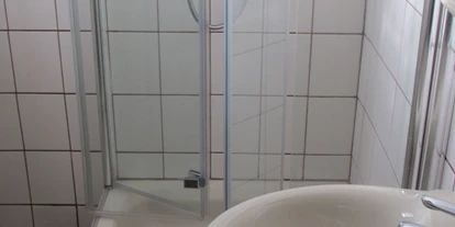 Monteurwohnung - Altrich - Bad mit Dusche, Waschbecken und WC - Pension Dietmar Hoffmann