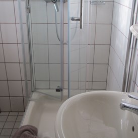 Monteurzimmer: Bad mit Dusche, Waschbecken und WC - Pension Dietmar Hoffmann