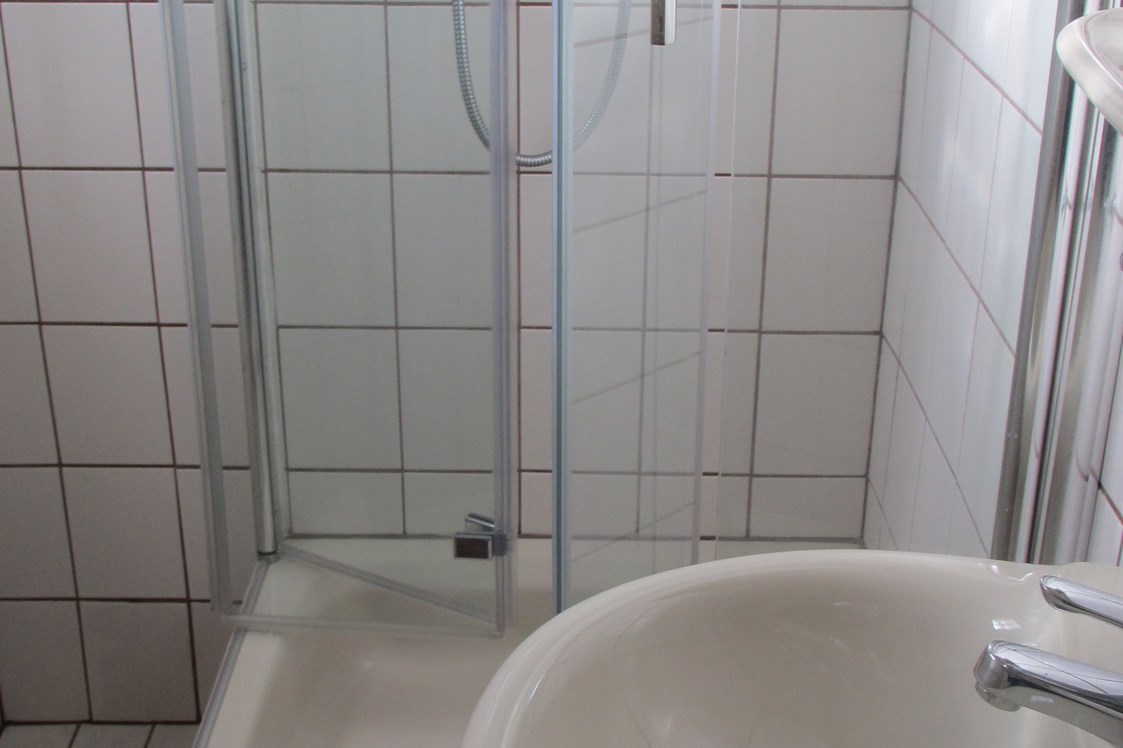 Monteurzimmer: Bad mit Dusche, Waschbecken und WC - Pension Dietmar Hoffmann