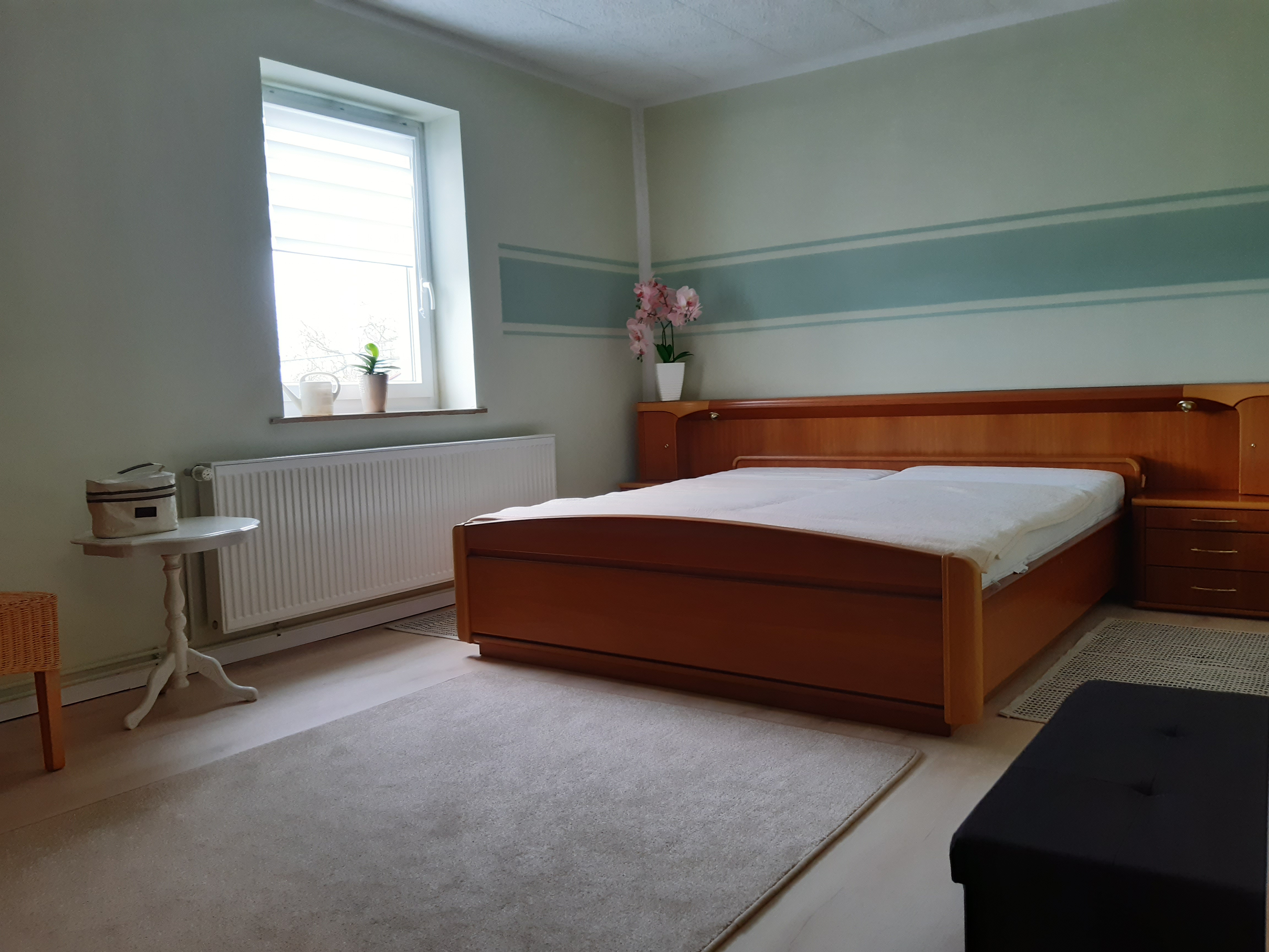 Monteurwohnung - Kaffeemaschine - Ostseeküste - Großes Schlafzimmer mit Doppelbett - FeWo vor den Toren der Hansestadt Wismar