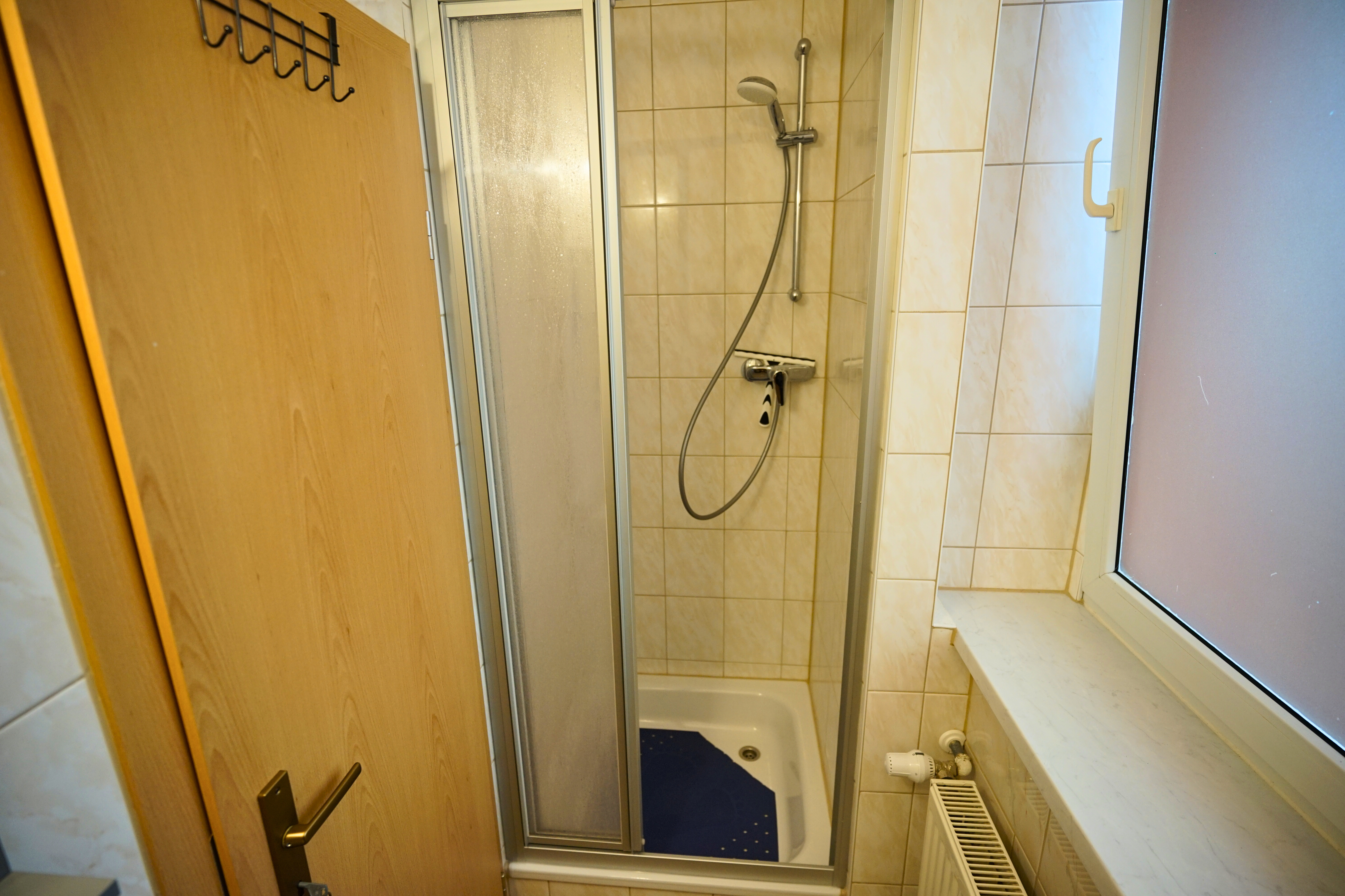 Monteurzimmer: Doppelzimmer mit eigenem Bad - Die GastHütte
