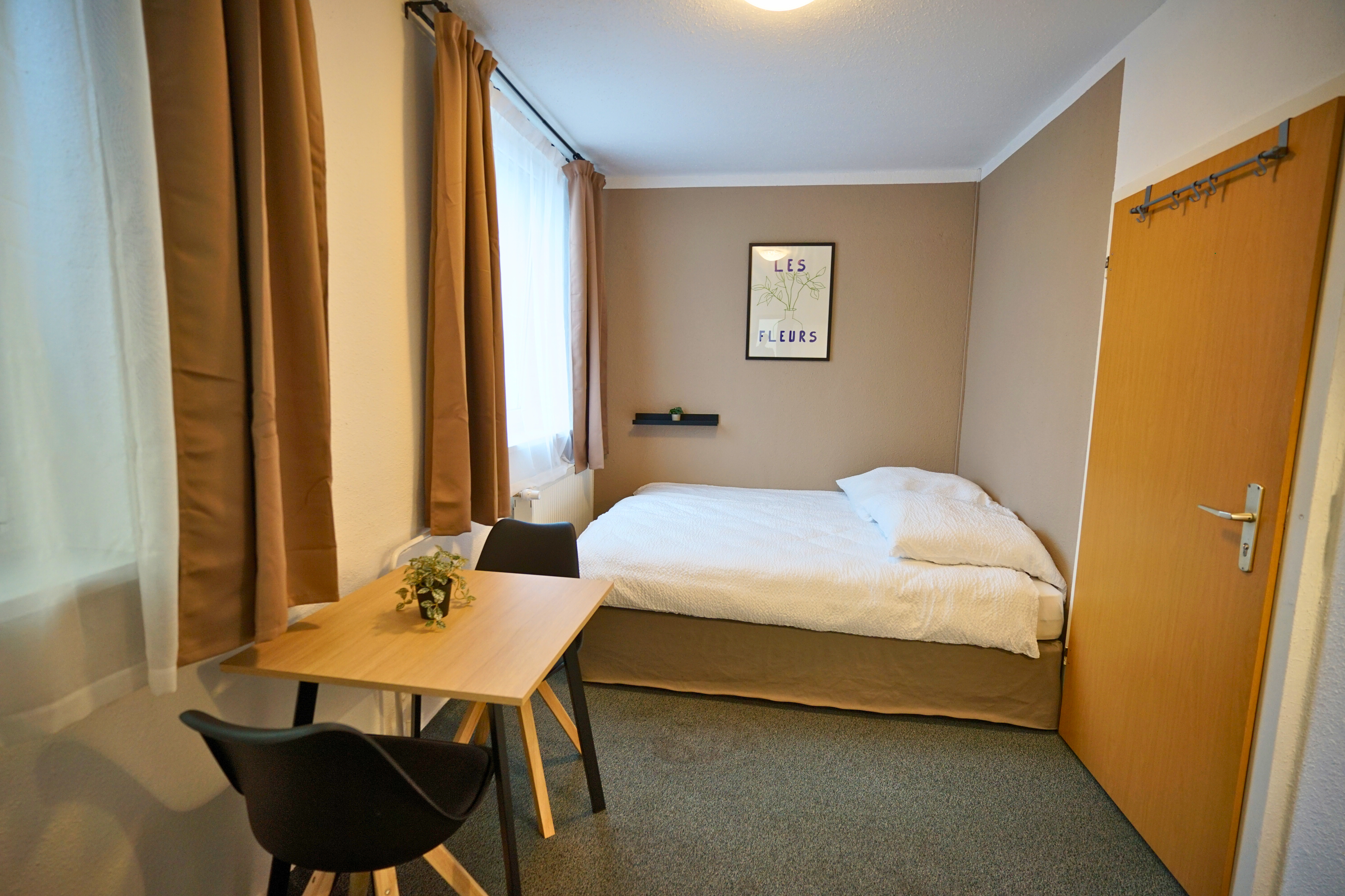 Monteurzimmer: Doppelzimmer mit eigenem Bad - Die GastHütte
