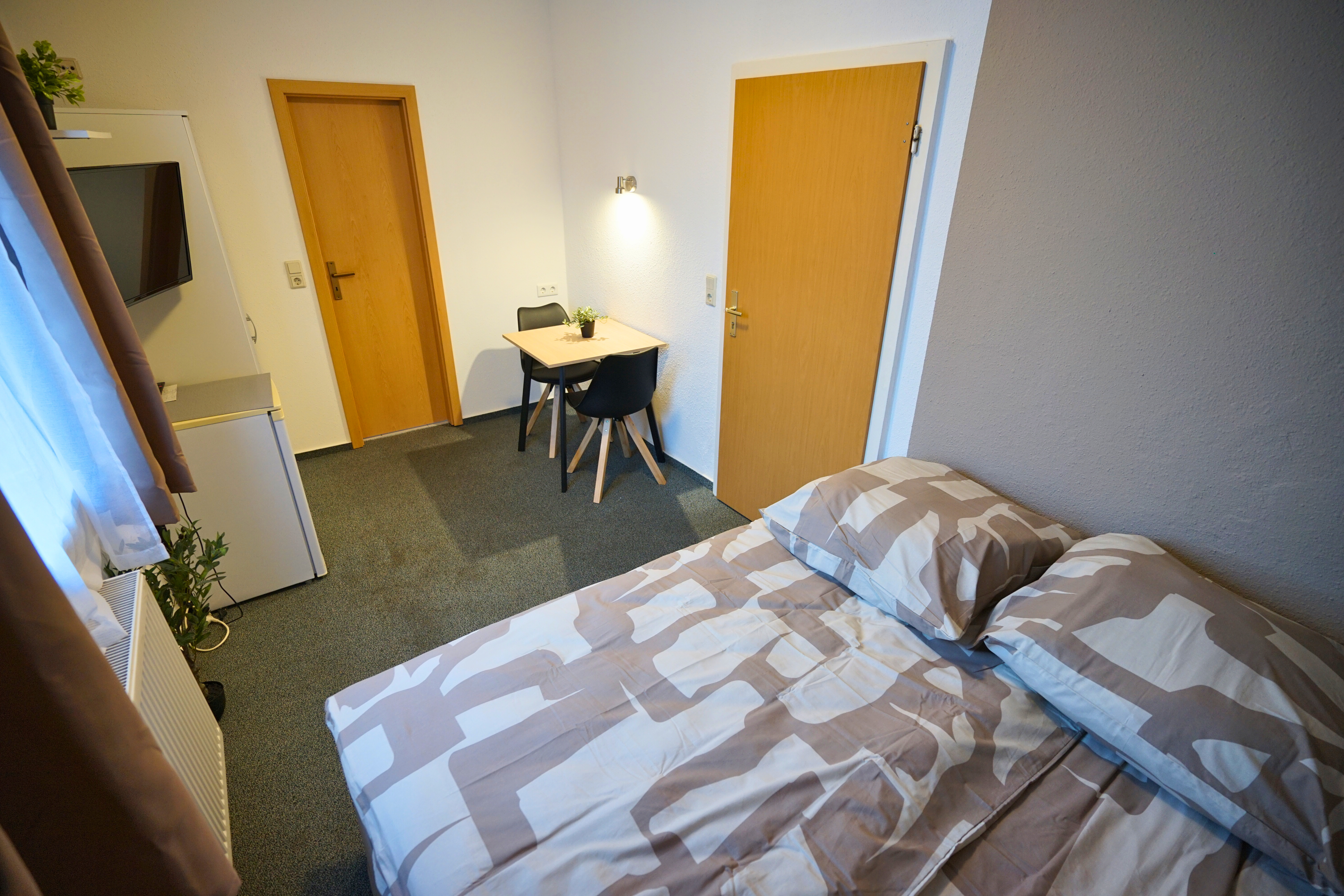 Monteurzimmer: Doppelzimmer mit eigenem Bad - Die GastHütte