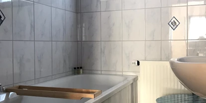 Monteurwohnung - PLZ 35781 (Deutschland) - Bad unten mit Badewanne - Ferienhaus Tim