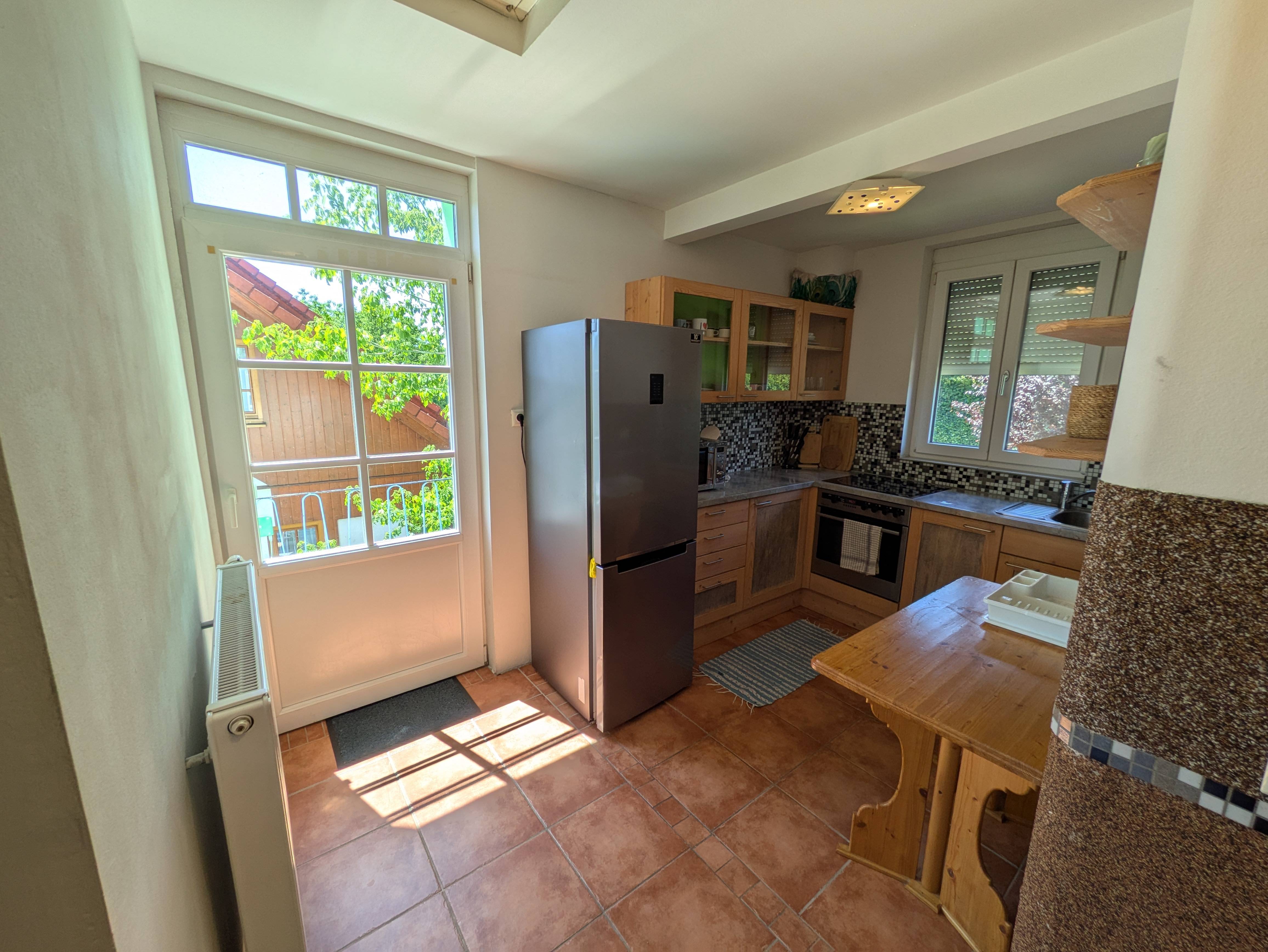 Monteurwohnung - PLZ 7423 (Österreich) - Küche mit Zugang zu kleinem Balkon - Monteurzimmer Pinkafeld