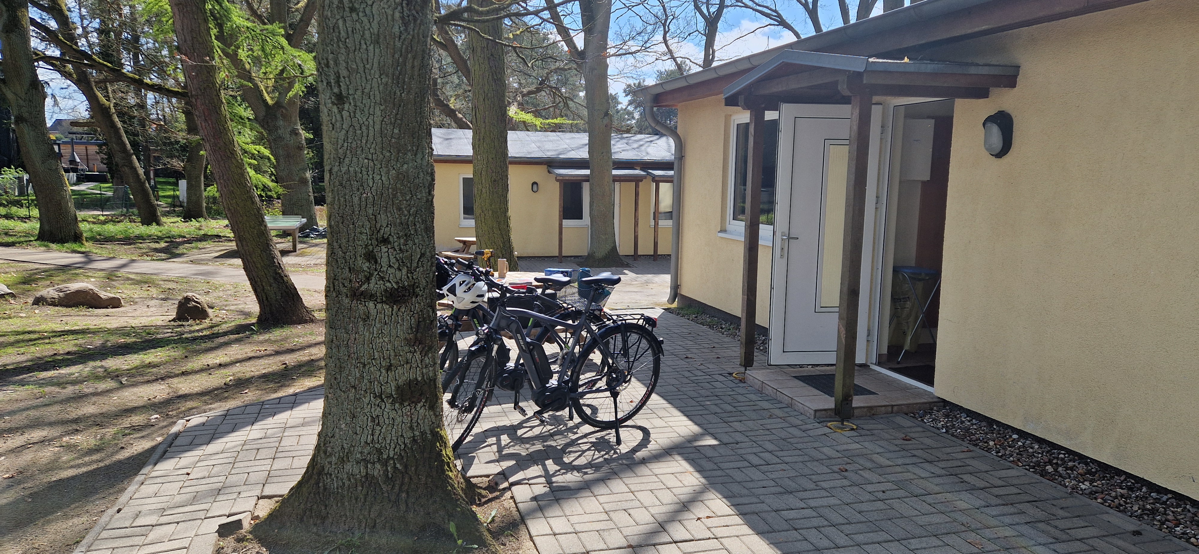 Monteurzimmer: Außenansicht mit Leihfarrädern - Hostel Schweriner See
