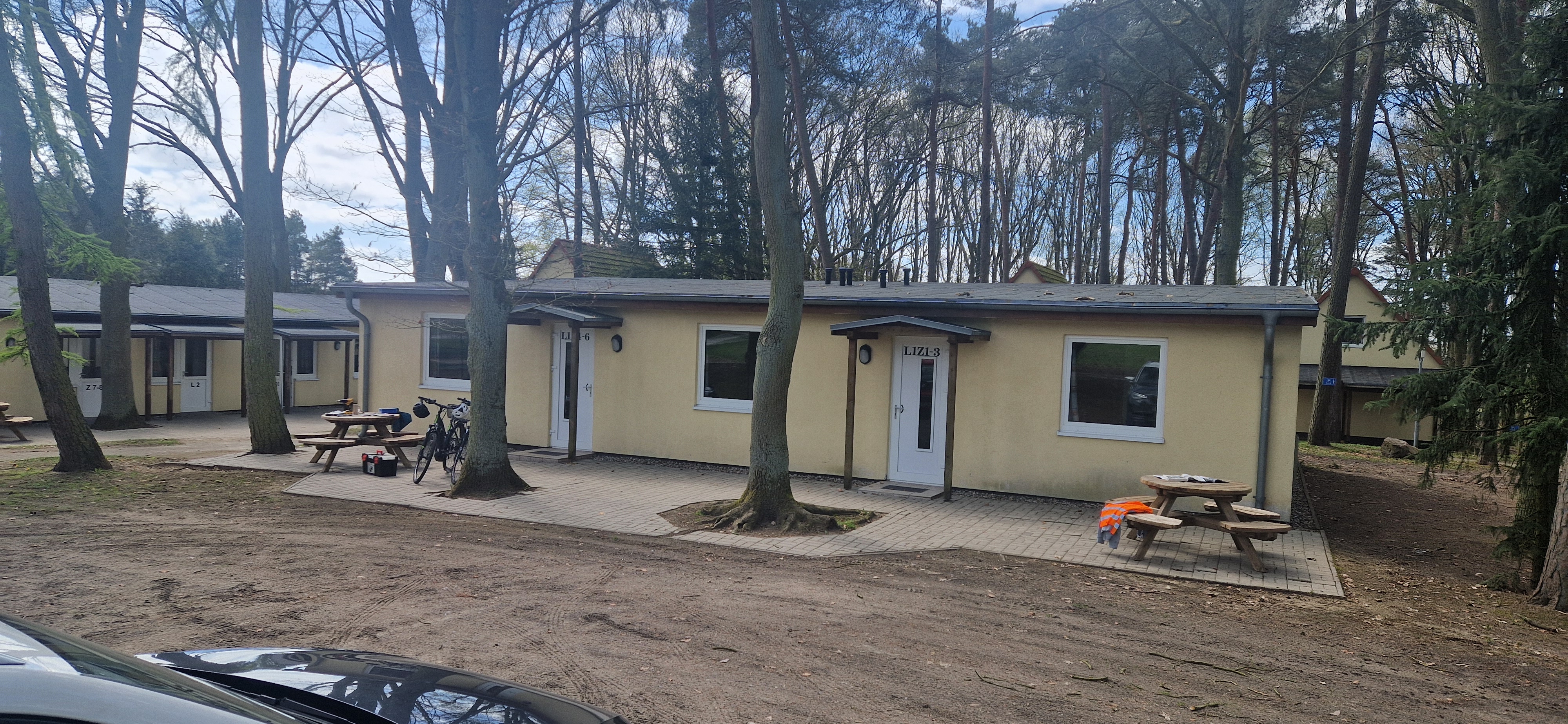 Monteurzimmer: Außenansicht mit PKW- Stellplätzen - Hostel Schweriner See