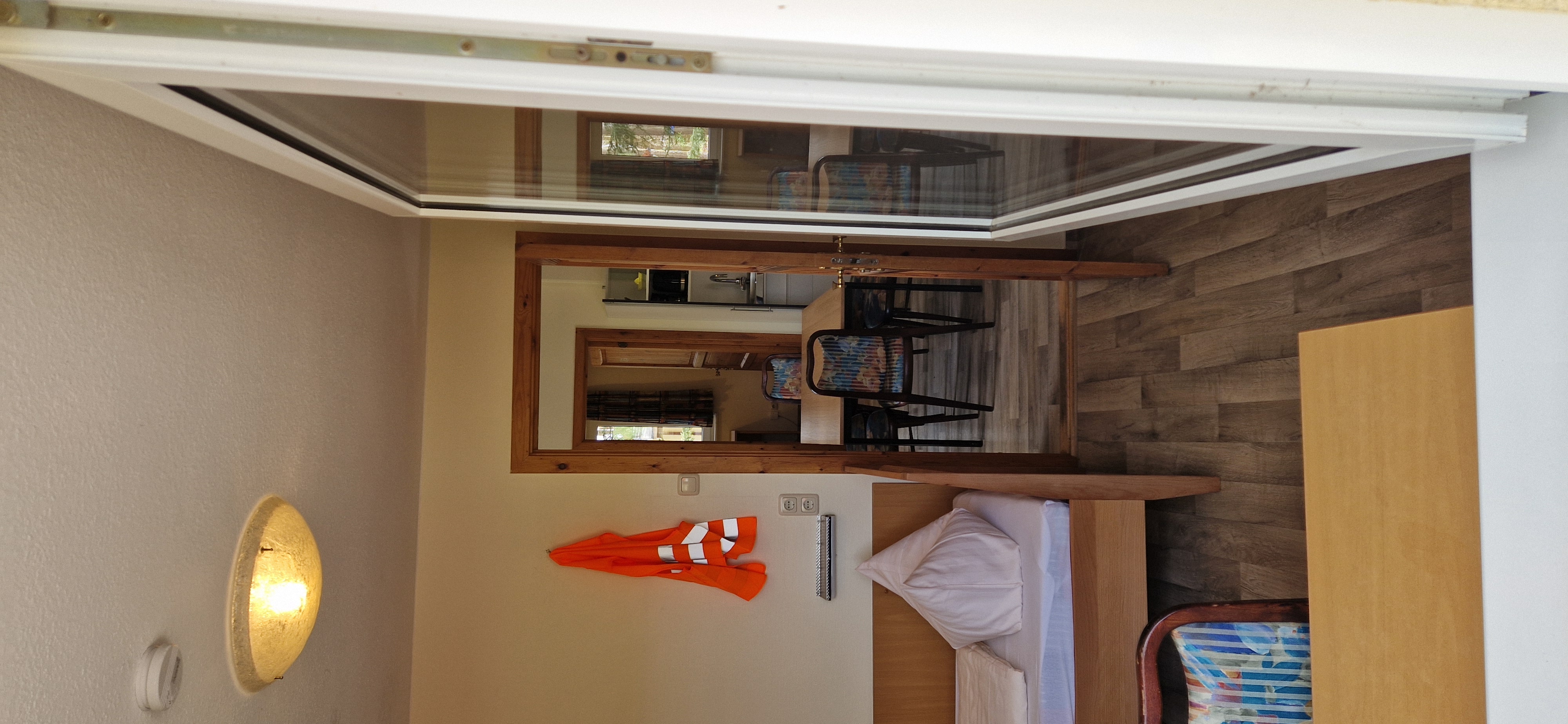 Monteurzimmer: 3- Betzimmer, Blick auf Gruppenraum mit Küche, Richtung Seeufer - Hostel Schweriner See