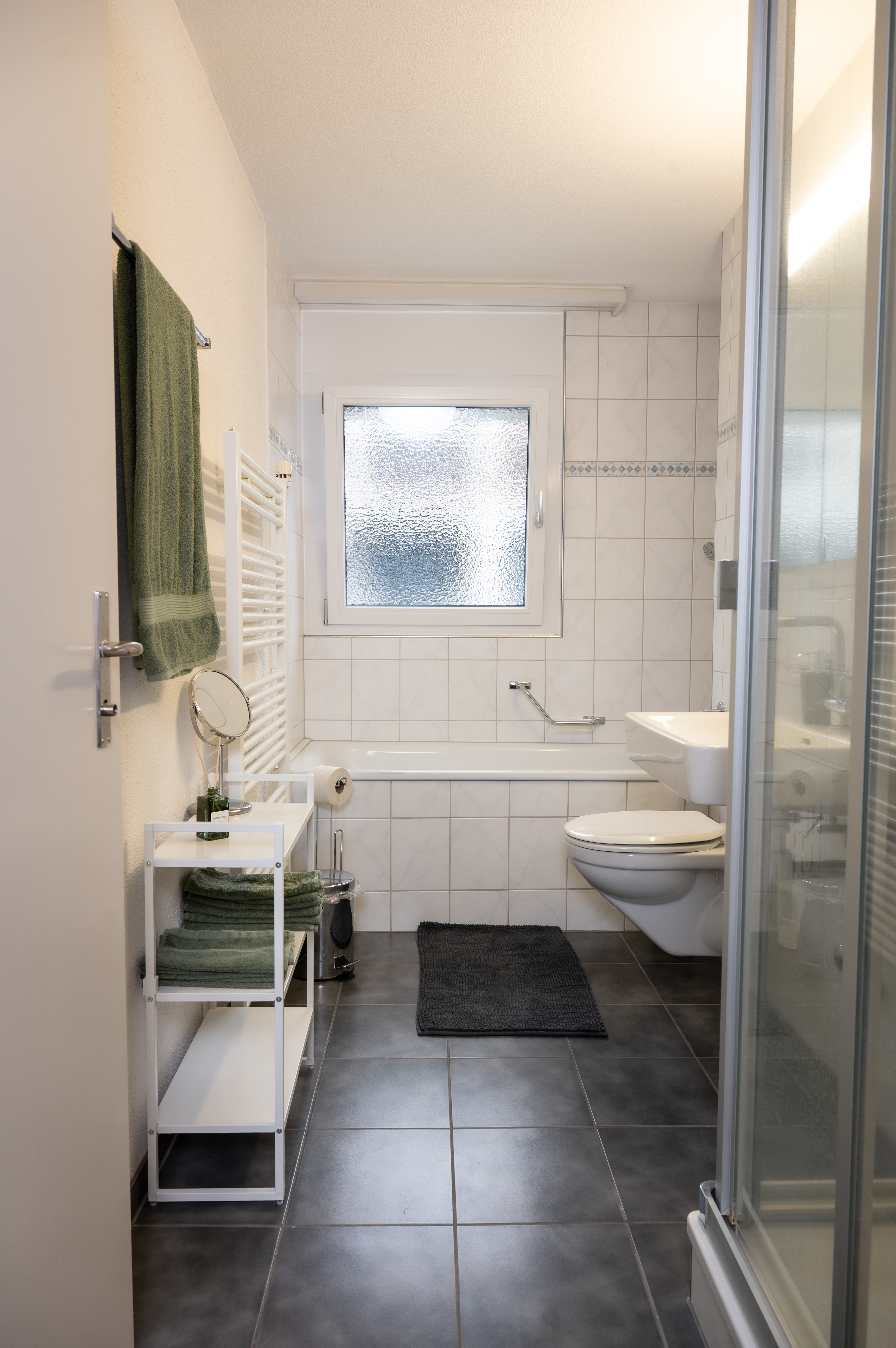 Monteurzimmer: Badezimmer mit Dusche und Badewanne - the George.. 3 Zimmer, 6 Betten