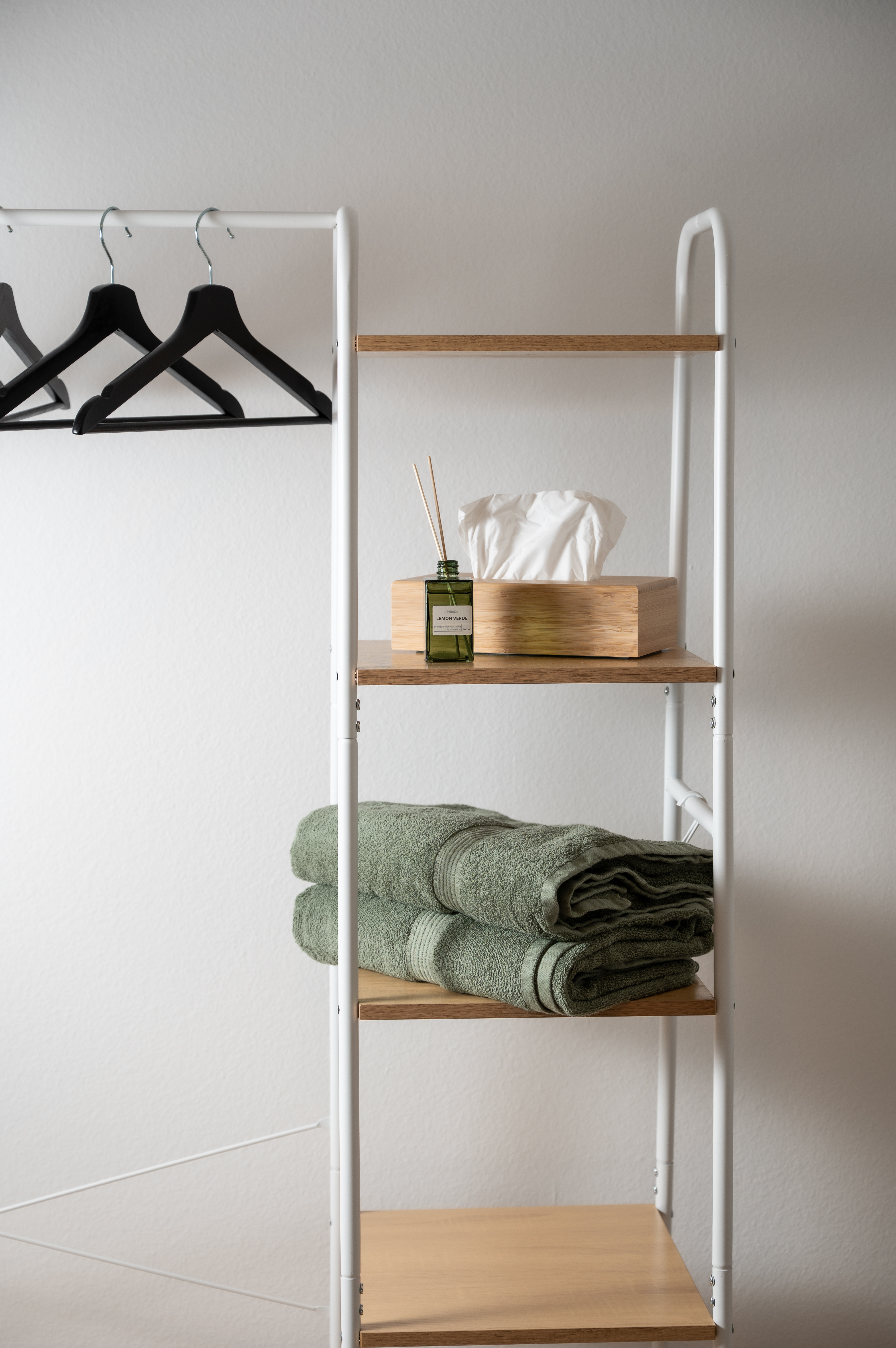 Monteurzimmer: Kleiderschrank - the George.. 3 Zimmer, 6 Betten