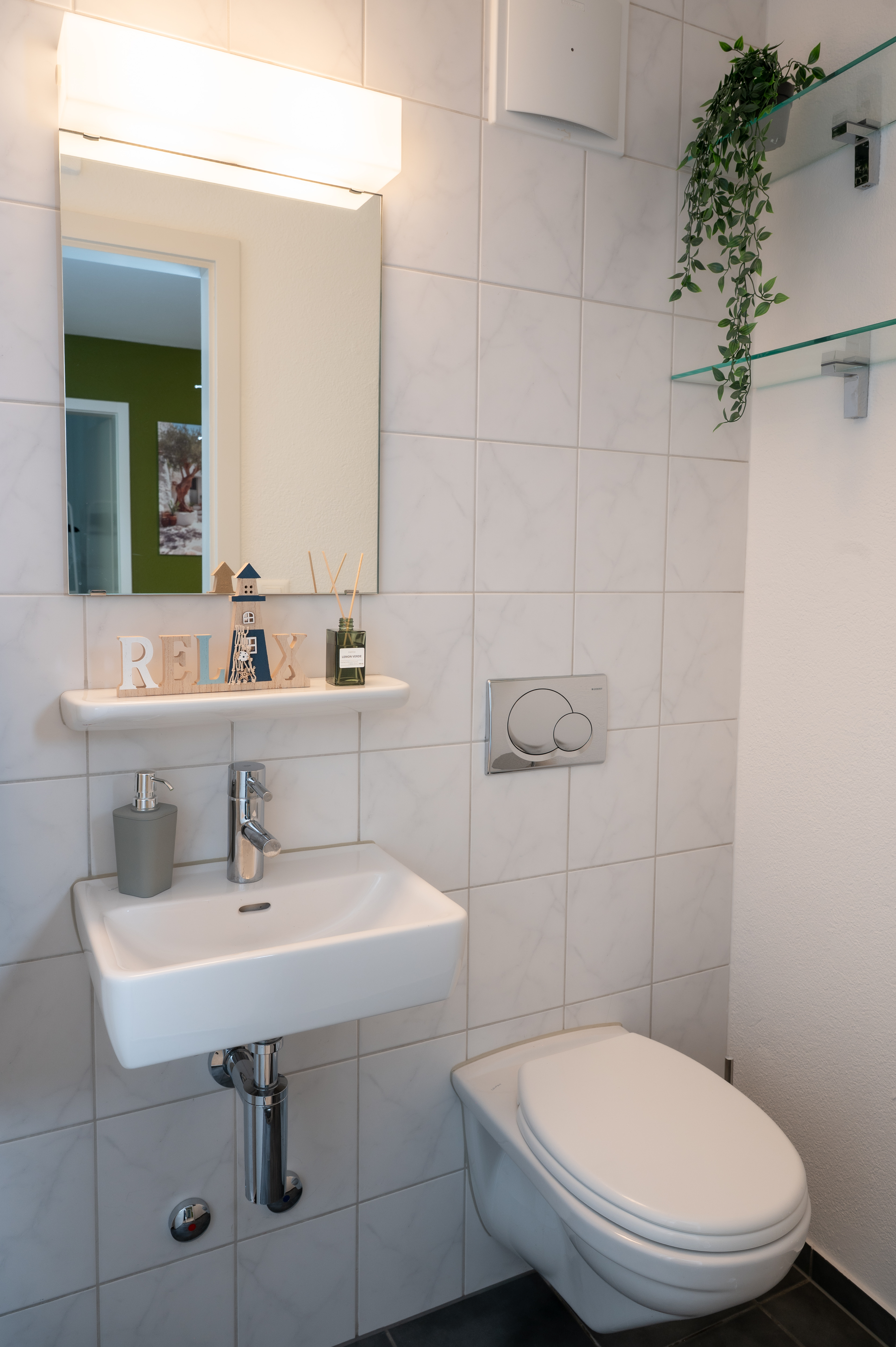 Monteurzimmer: WC mit Lavabo - the George.. 3 Zimmer, 6 Betten