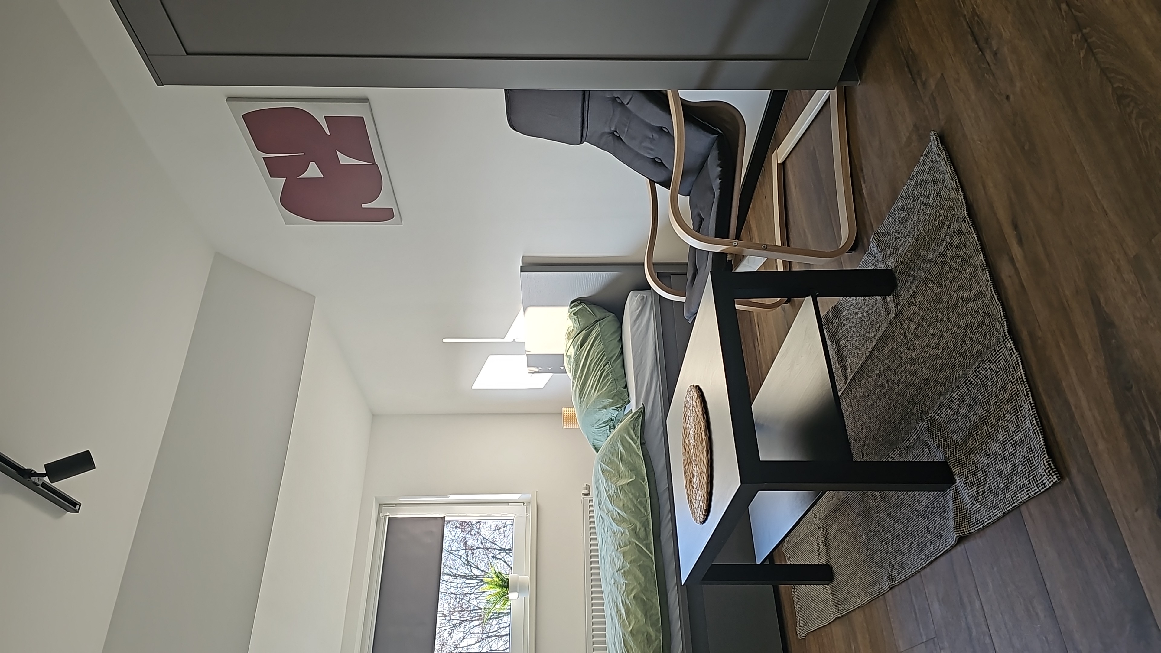Monteurzimmer: Zimmer 1 – Bett, Sessel & Schrank  - Möblierte Monteurwohnung zur Miete