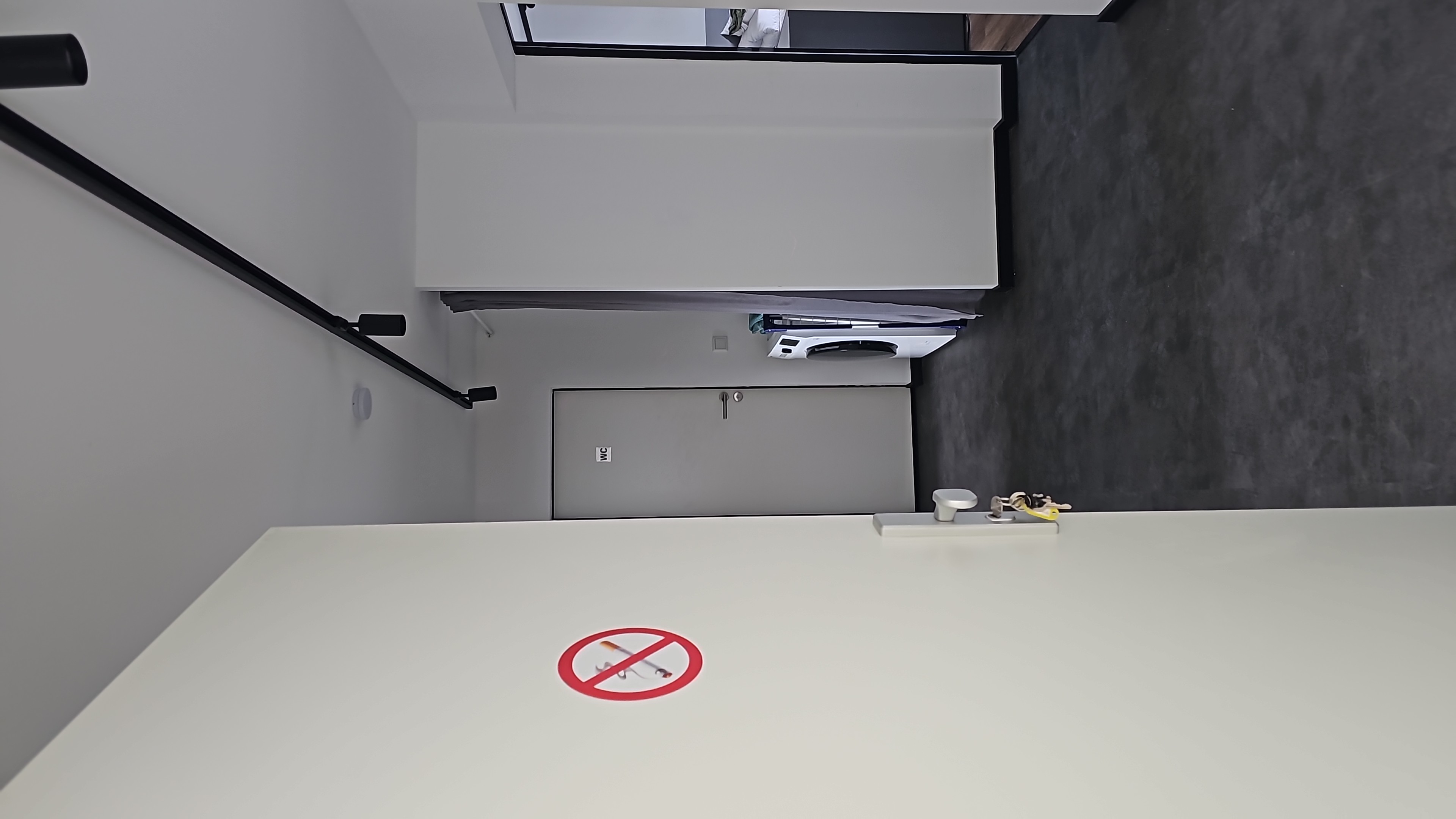 Monteurzimmer: Die moderne Wohnung begrüßt Sie mit einem hellen, geräumigen Flur mit stilvollem 
Schienensystem-Licht. Waschmaschine und alle Reinigungsutensilien sind im Flurbereich 
zugänglich. Rauchen ist in der Wohnung nicht gestattet. - Möblierte Monteurwohnung zur Miete