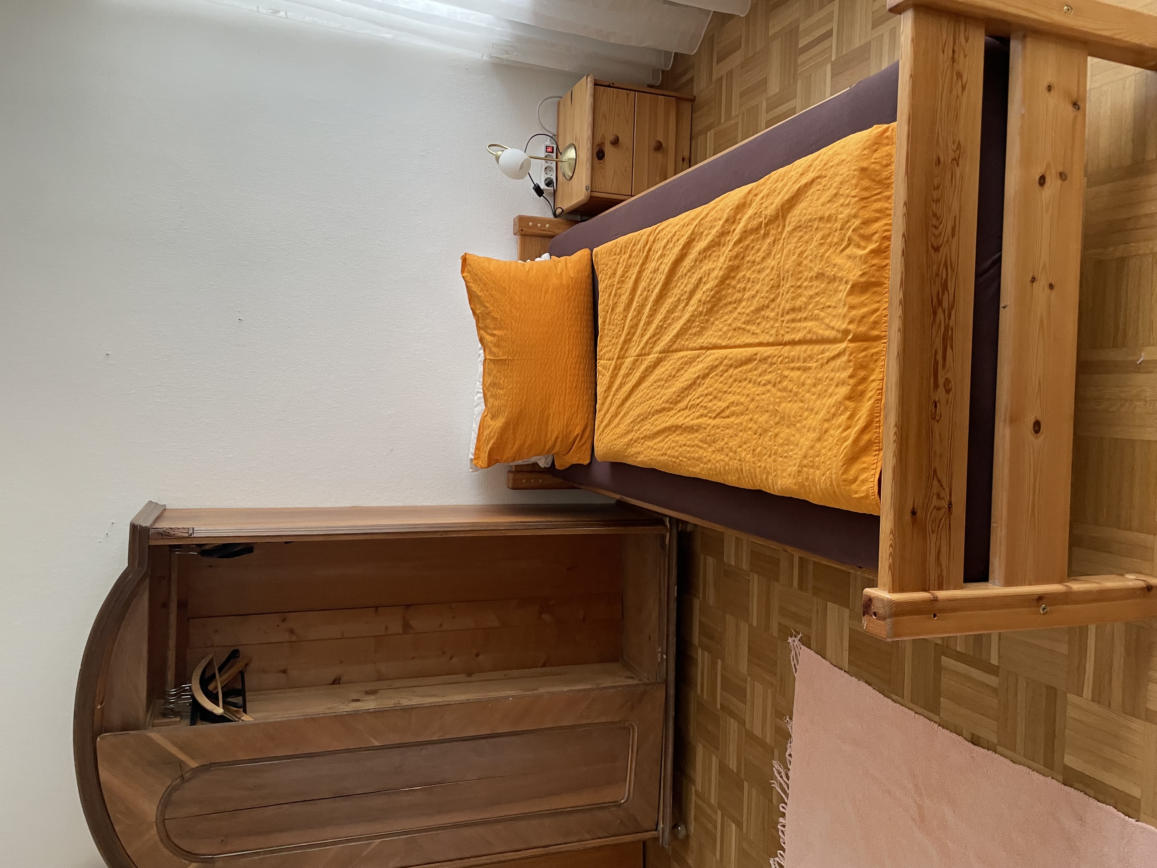 Monteurzimmer: Schlafzimmer 2. Bett am Fenster  - Brigidahaus „Serafina„