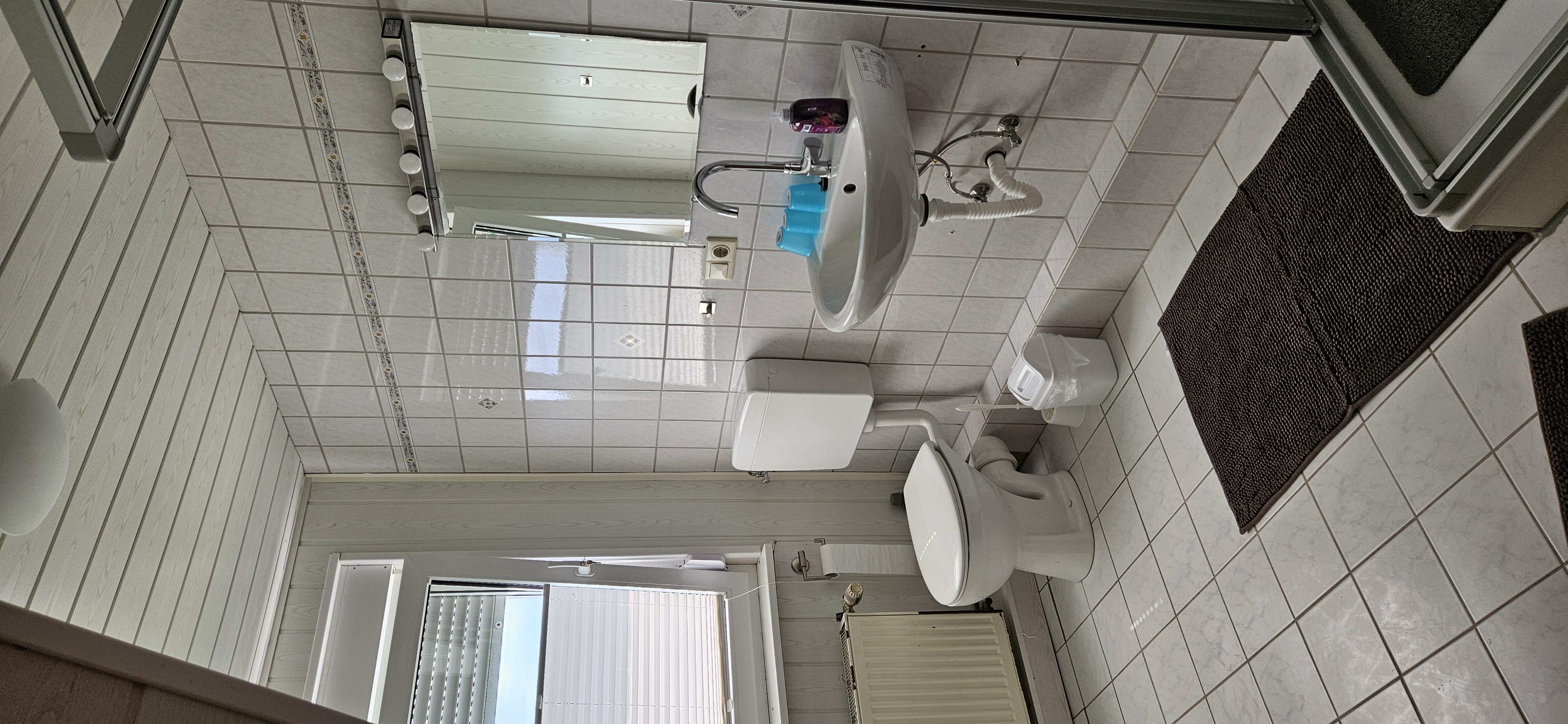 Monteurwohnung: Bad2a - zweites Stockwerk -  Monteurwohnung - Ausblick Desenberg