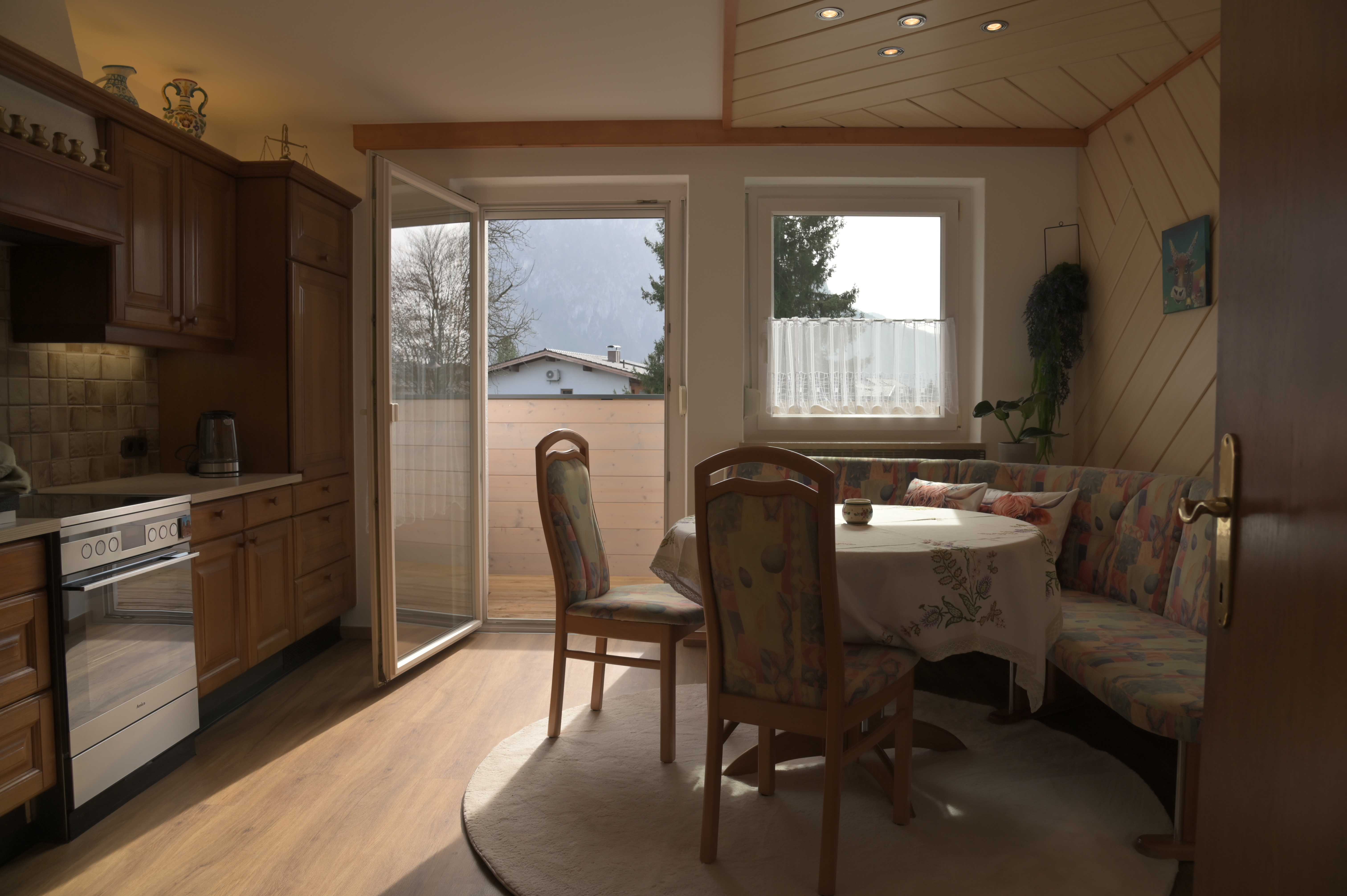 Monteurzimmer: Küche Balkon Südseite - Lijus GmbH - Appartement Naunspitzblick