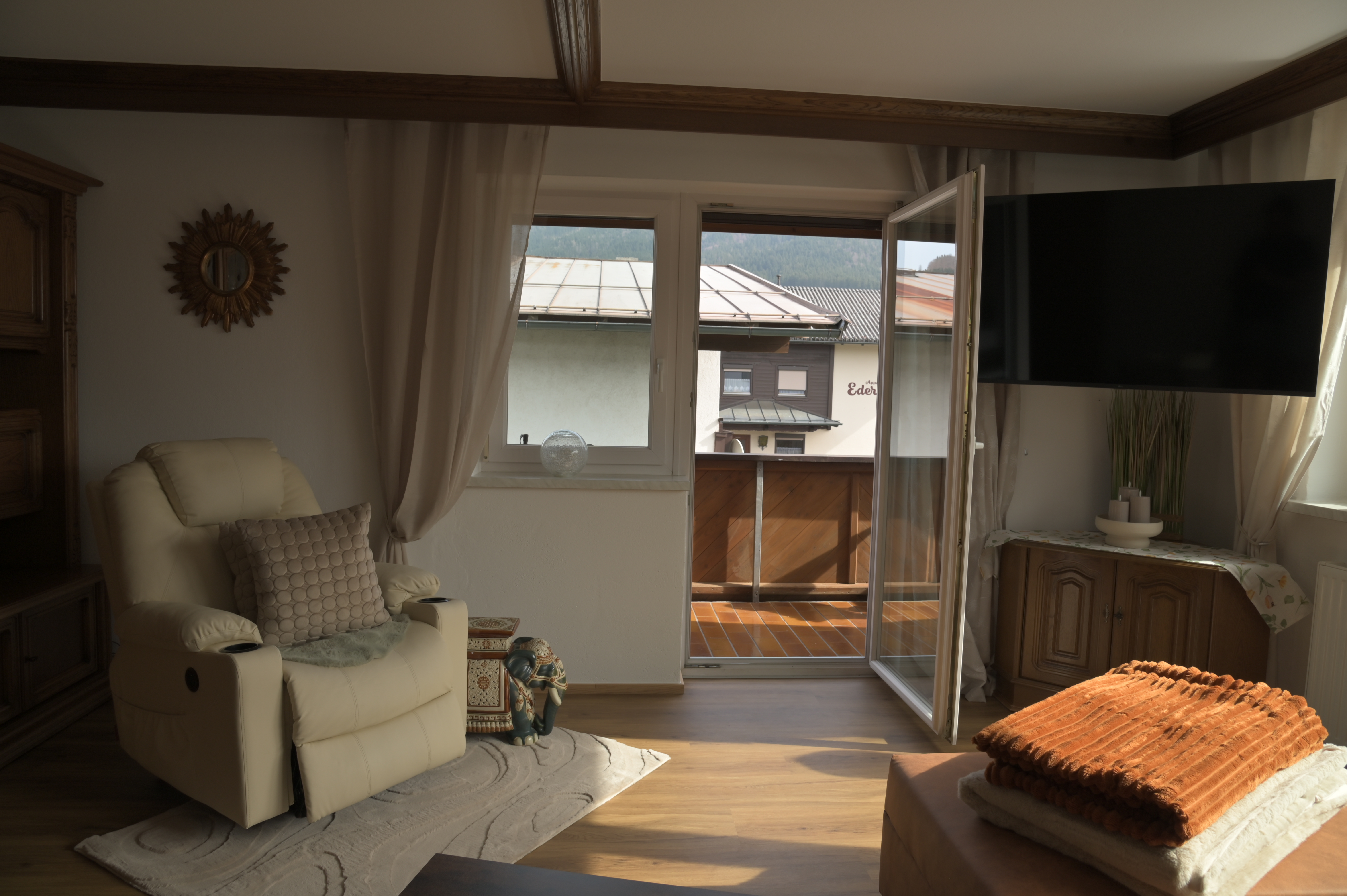 Monteurzimmer: Wohnzimmer mit Relaxstuhl - Lijus GmbH - Appartement Naunspitzblick