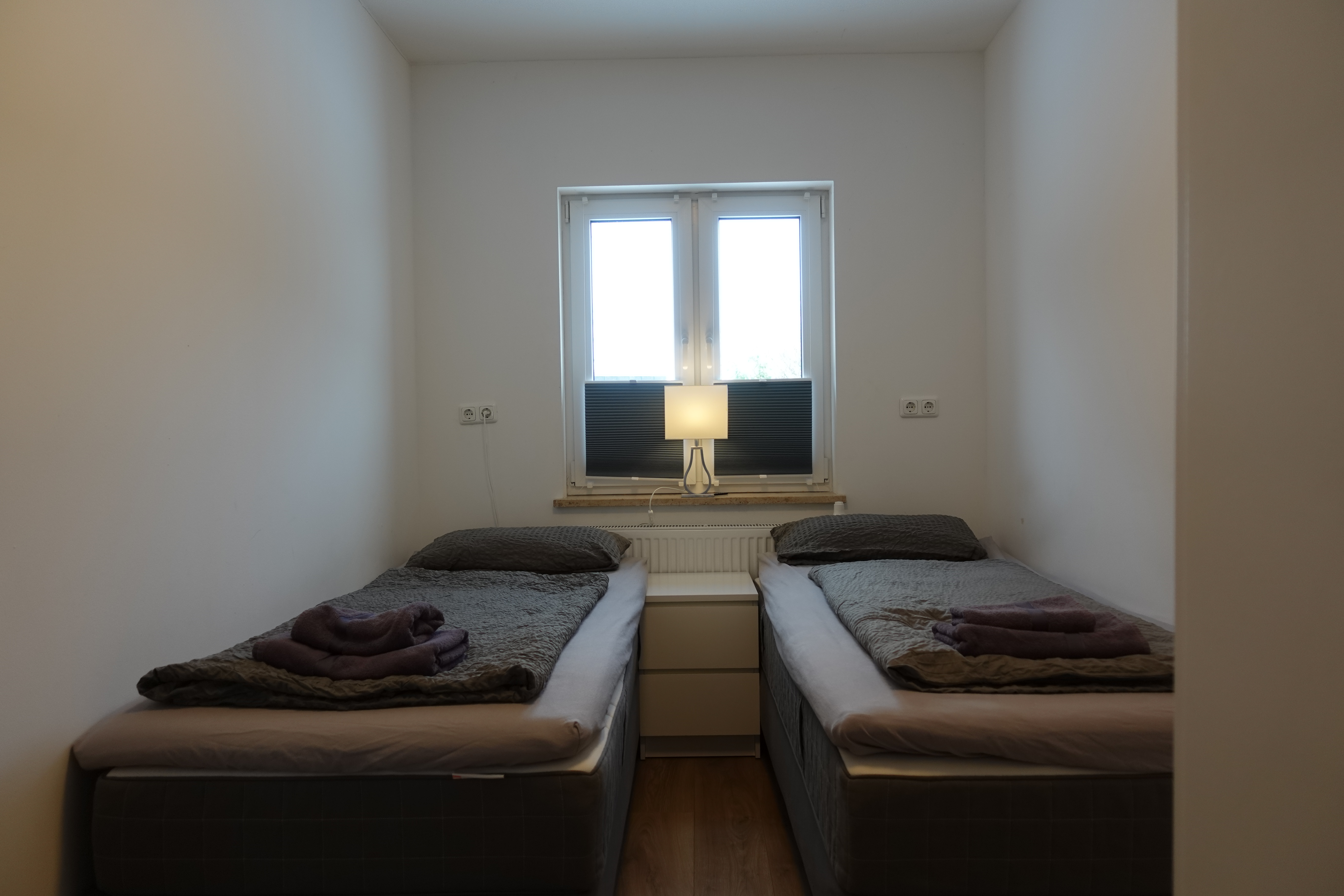 Monteurzimmer: Zimmer 1 mit 2 Einzelbetten - Haus Irmgard 1-6 Personen. Wir bieten Unterkünfte für insg 60 Personen