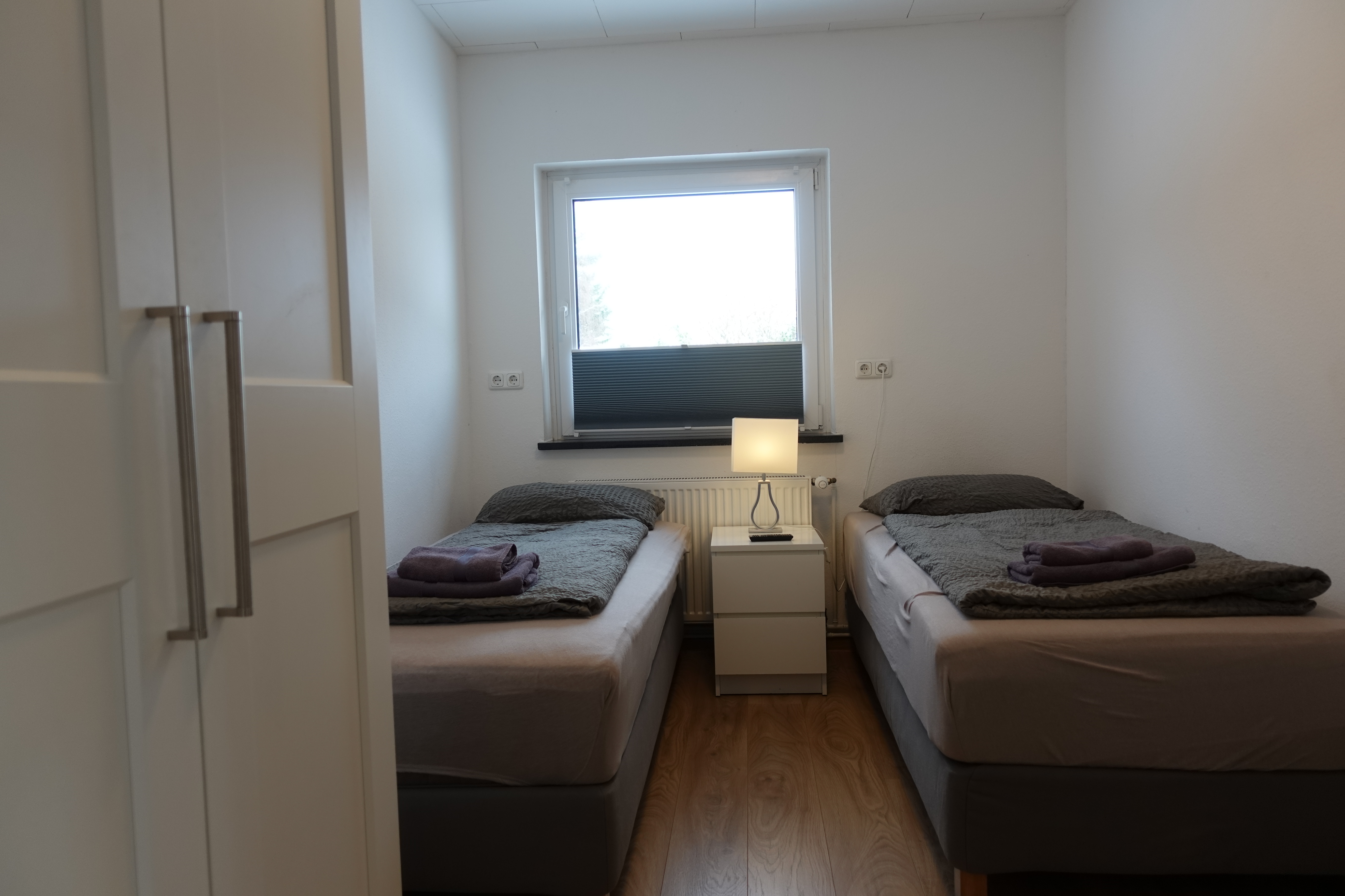 Monteurzimmer: Zimmer 2 mit 2 Einzelbetten - Haus Irmgard 1-6 Personen. Wir bieten Unterkünfte für insg 60 Personen