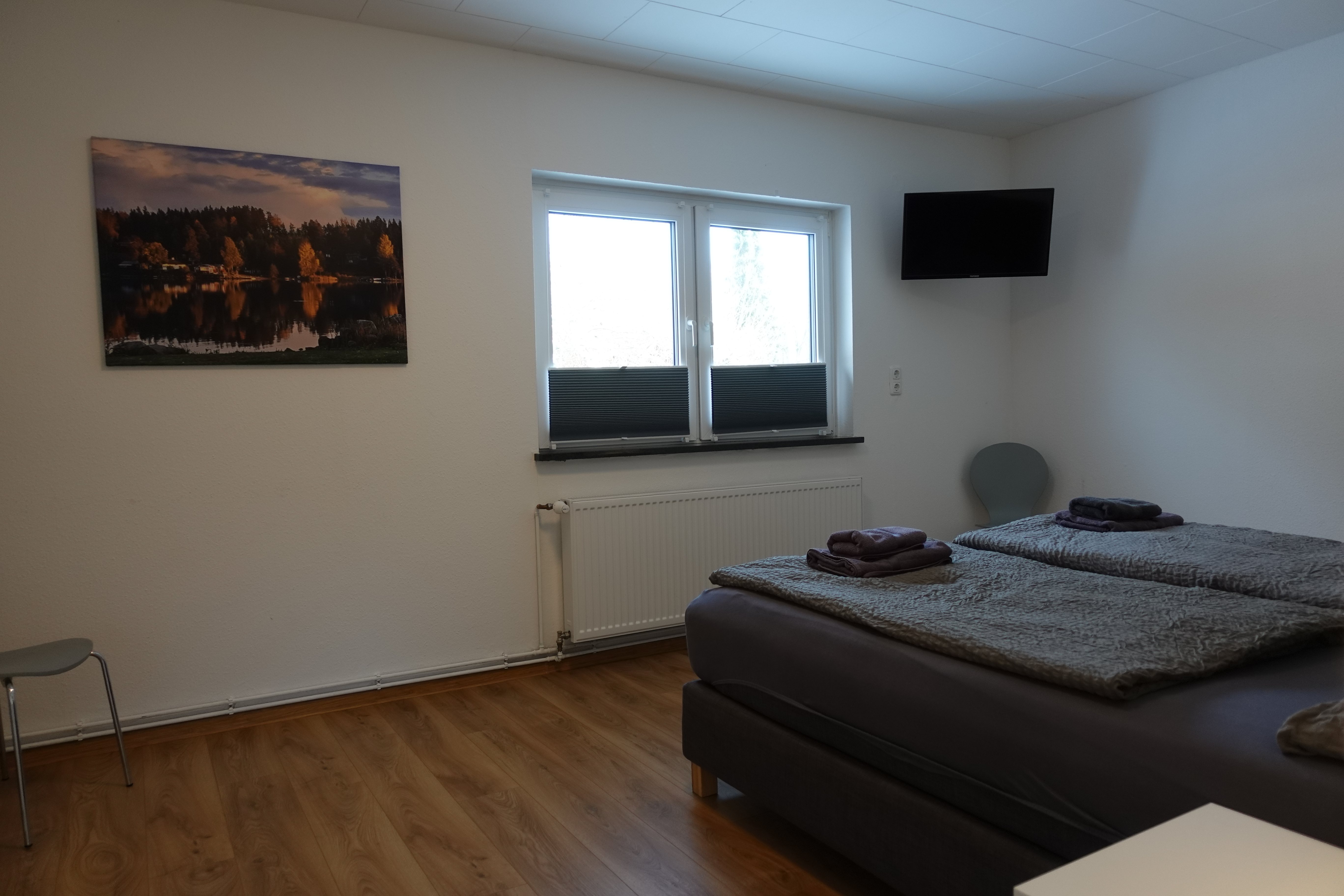 Monteurzimmer: Zimmer 3 mit Doppelbett (wird noch in 2 Einzelbetten geändert) - Haus Irmgard 1-6 Personen. Wir bieten Unterkünfte für insg 60 Personen