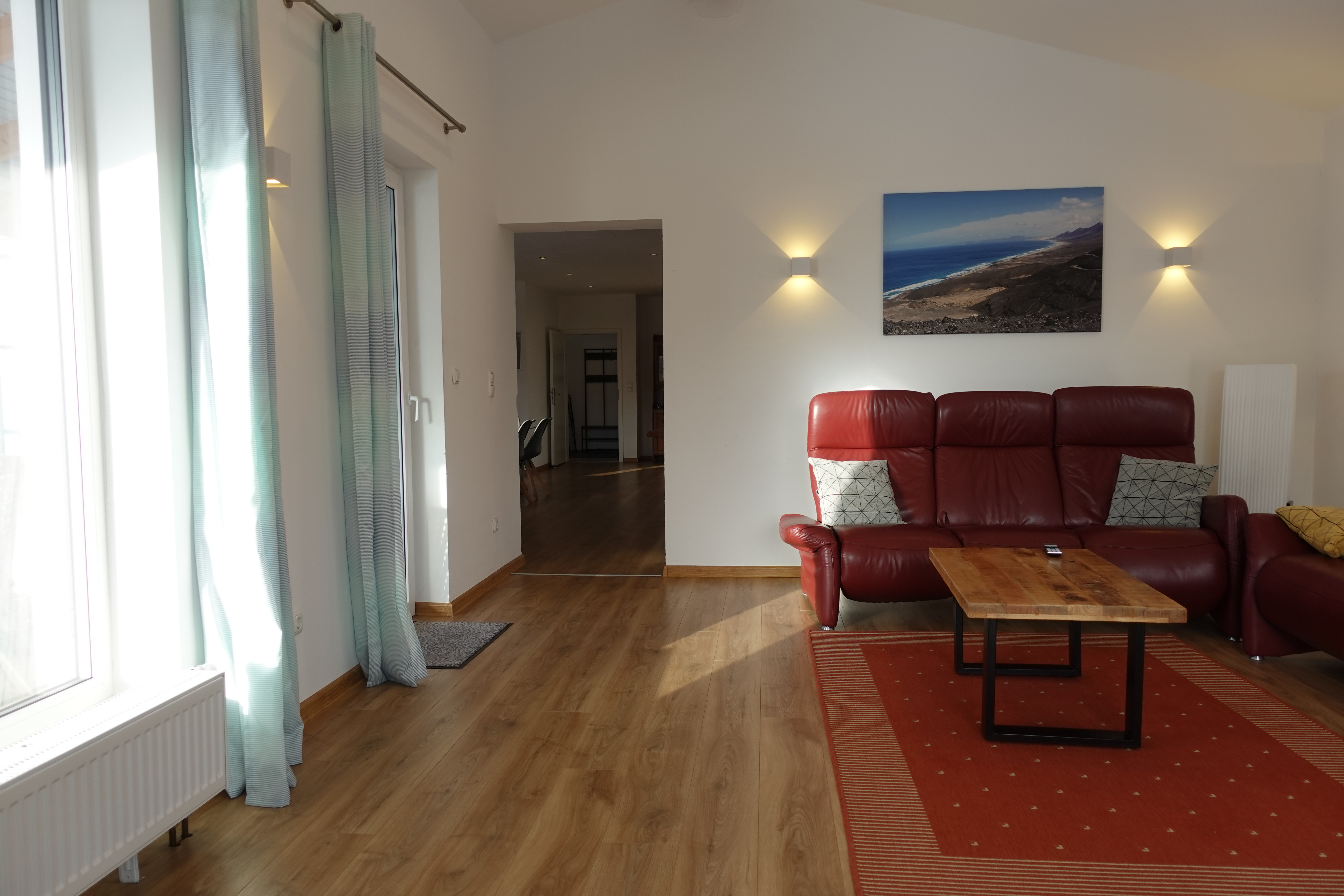 Monteurzimmer: Wohnzimmer mit Zugang zur Terrasse - Haus Irmgard 1-6 Personen. Wir bieten Unterkünfte für insg 60 Personen