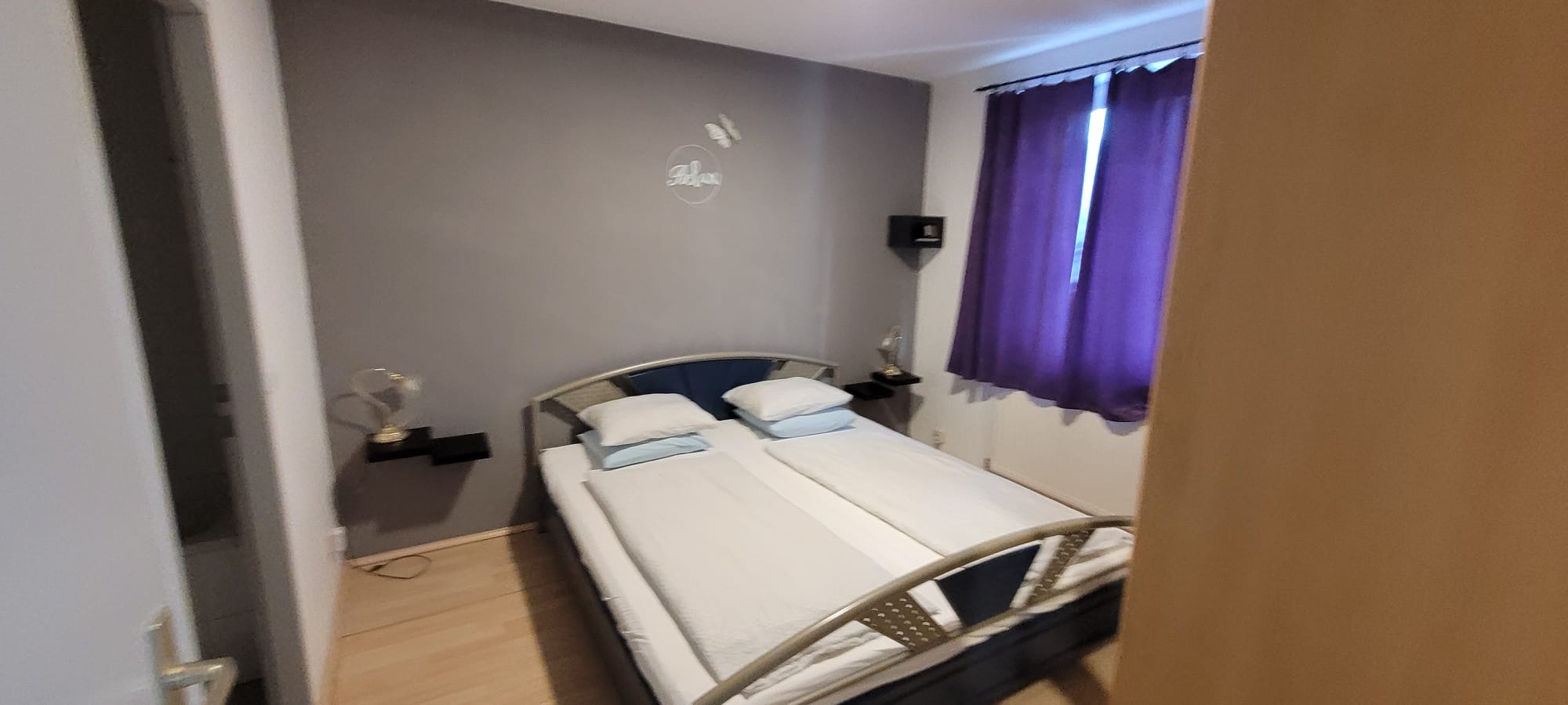 Monteurwohnung - Parkplatz: kostenpflichtige Parkplätze in der Straße - Wien - Schlafzimmer noch mit Doppelbett (hier 2 Einzelbetten) - Monteurwohnung // Highway, City centre