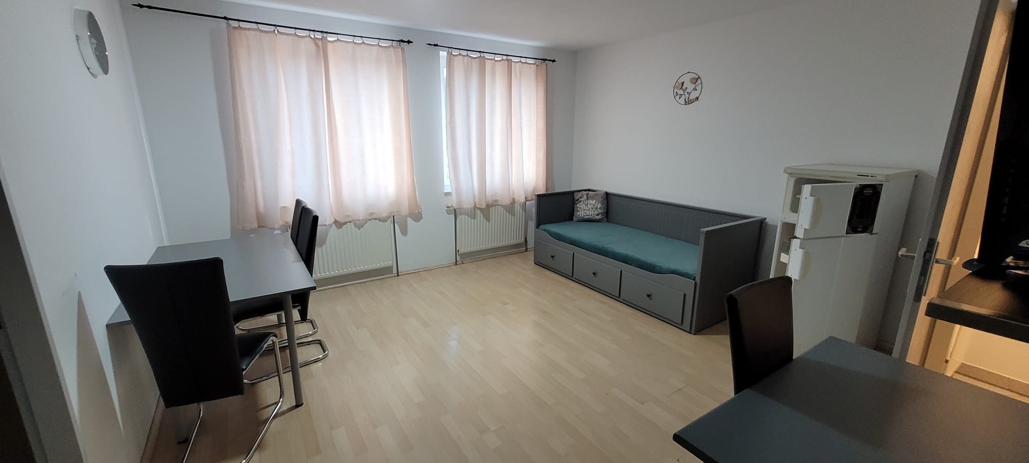 Monteurwohnung - Parkplatz: kostenpflichtige Parkplätze in der Straße - Wien - Wohnküche mit 2 Einzelbetten, Esstisch und Fernseher - Monteurwohnung // Highway, City centre