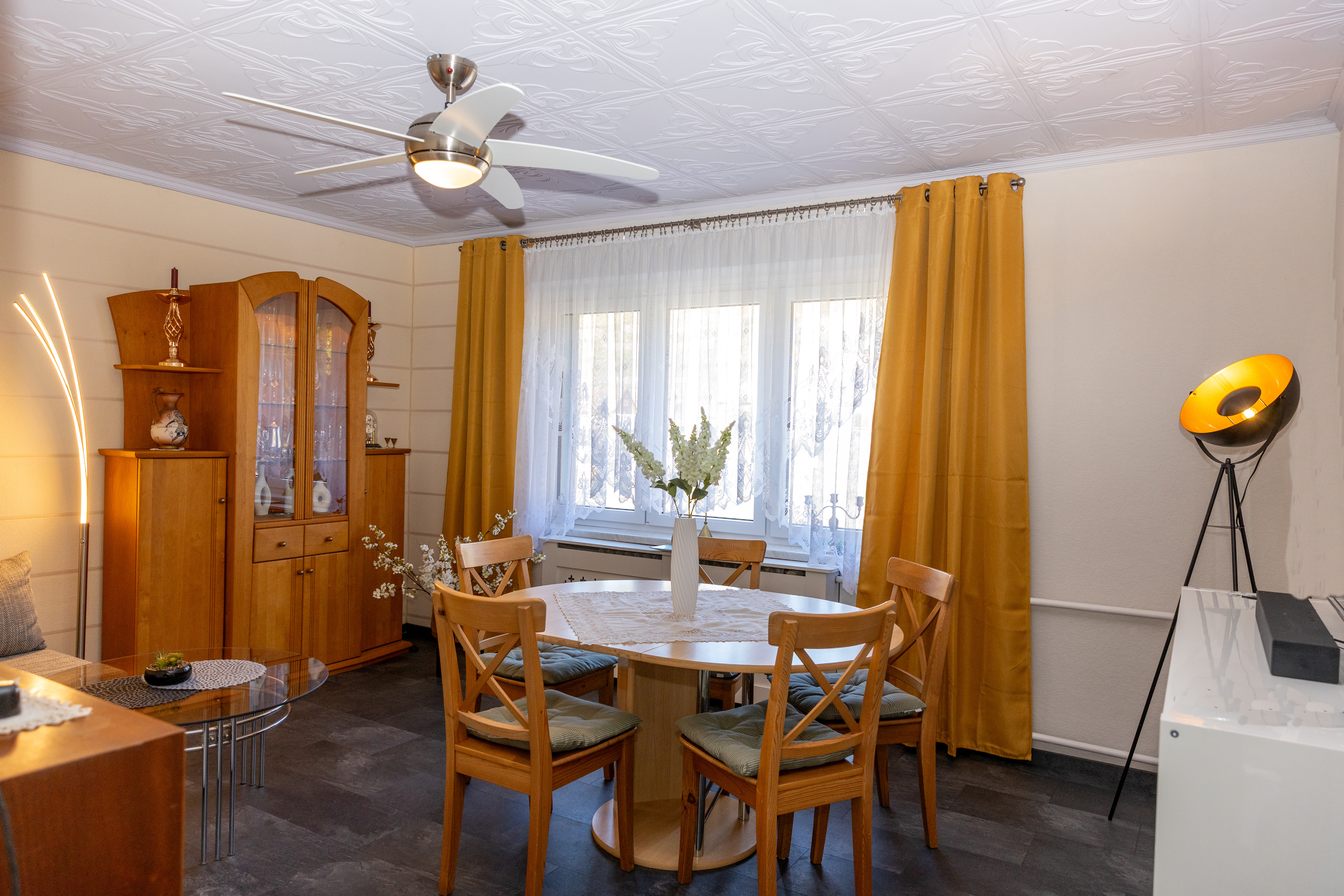 Monteurwohnung - Sachsen - Wohnzimmer mit Esstisch - Waldpool