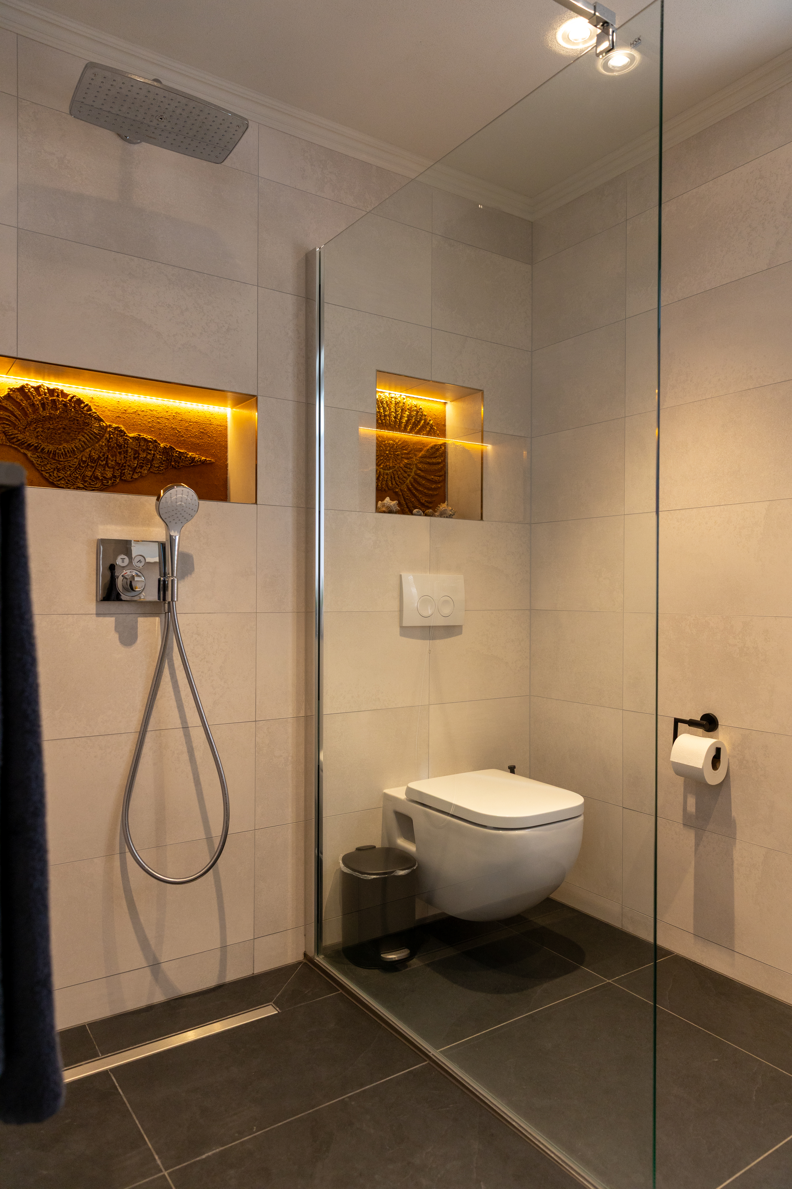 Monteurzimmer: Bad mit Dusche, WC, Waschbecken und Spigelschrank - Waldpool