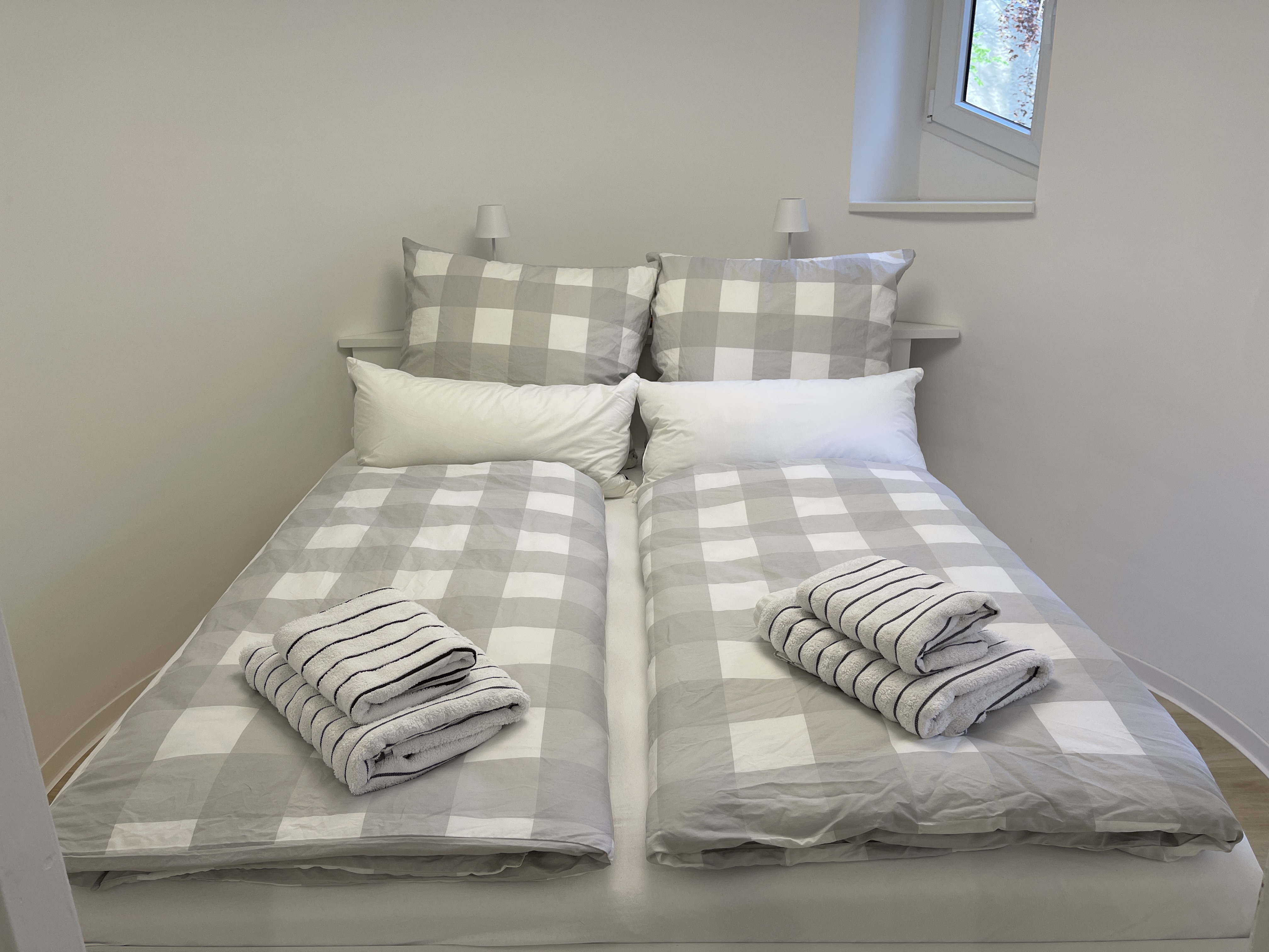 Monteurwohnung - Thüringen - Schlafzimmer im Türmchen, Doppelbett (160x200) - Zentral gelegene Wohnung mit 2 Schlafzimmern + Parkplatz