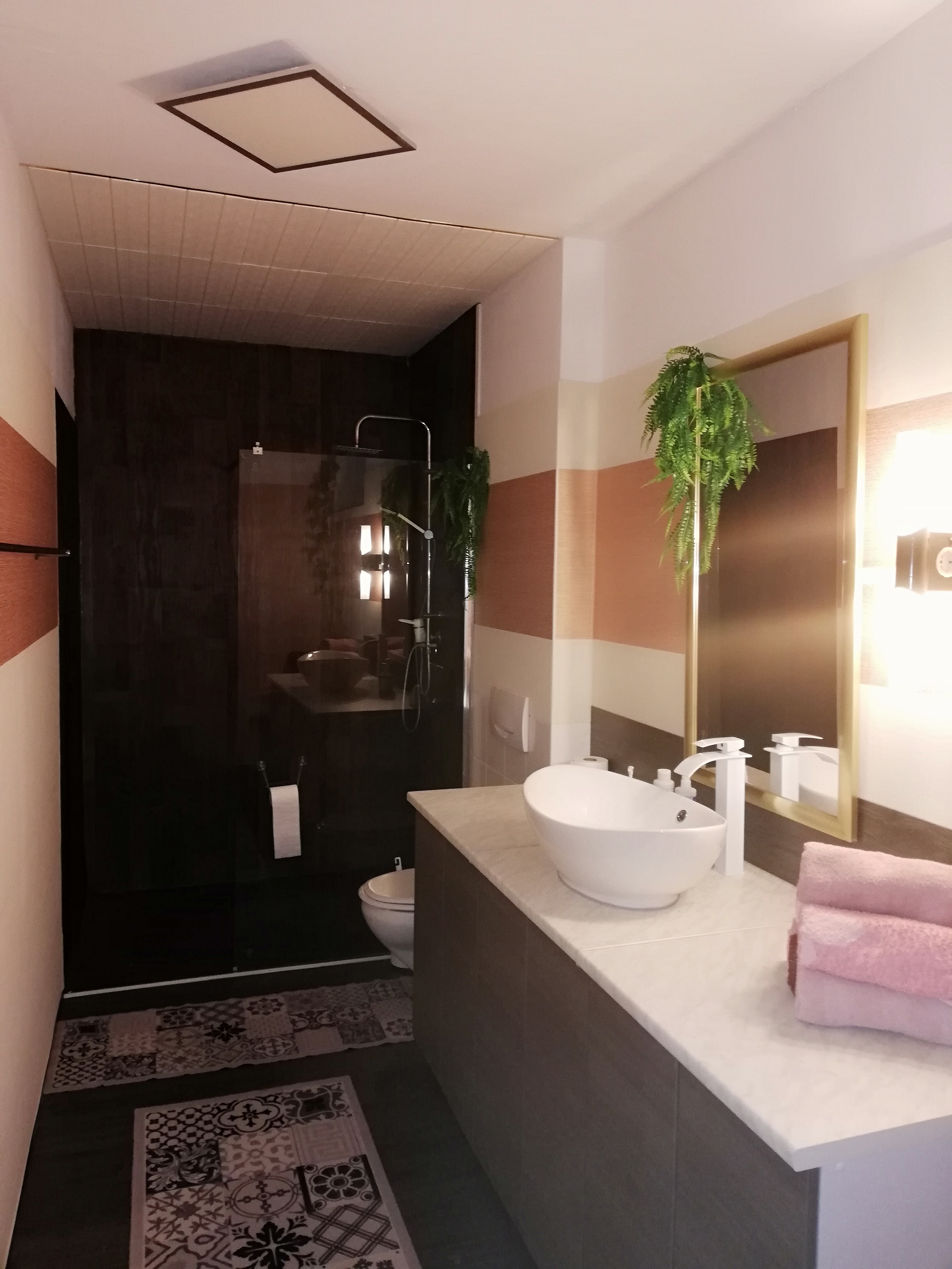 Monteurwohnung - Badezimmer: Gemeinschaftsbad - Bad mit Walk in Dusche - Zimmervermietung-Monteurzimmer Sibbesse