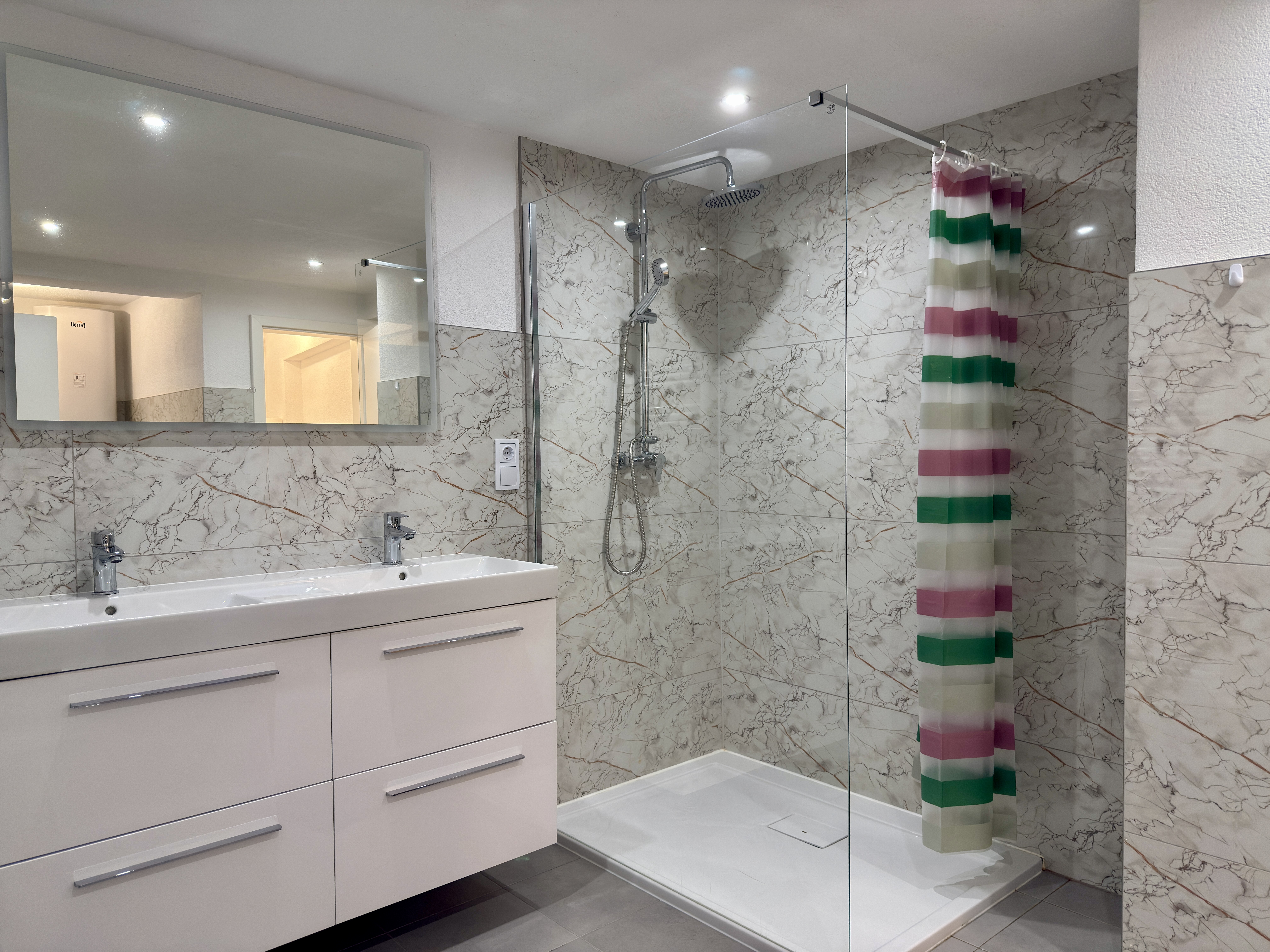 Monteurwohnung - Bühlertal - Badezimmer, WC und Waschmaschine  - Work & Travel 1